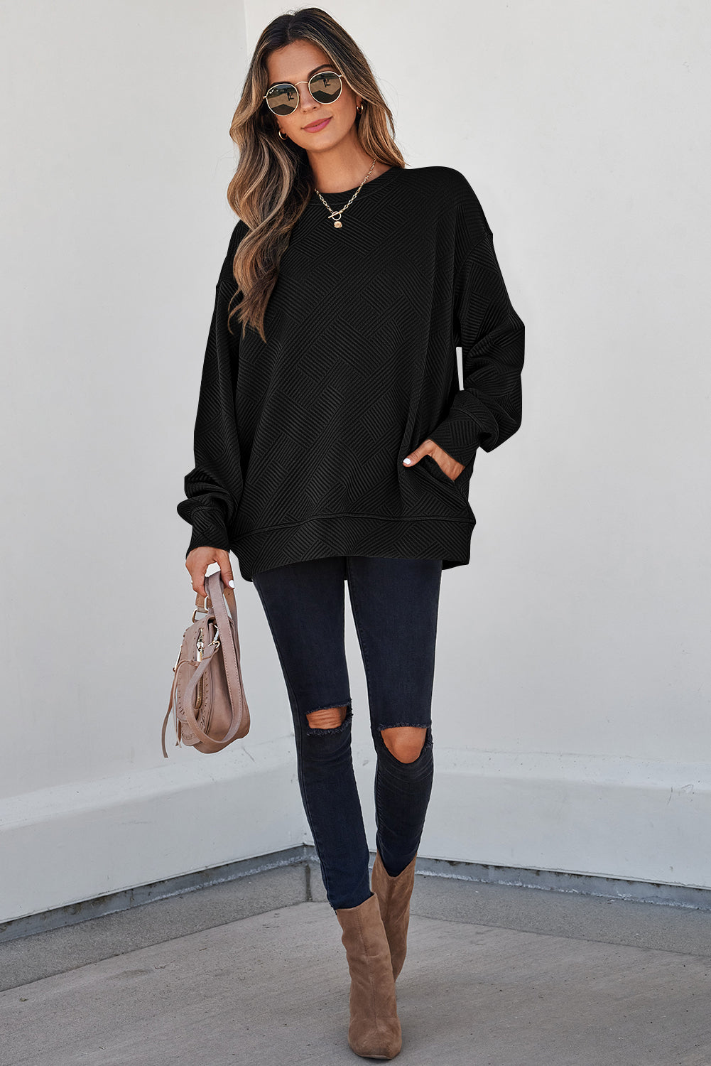 Textured Round-Neck Solid Round-Neck Pullover Sweatshirt in Black