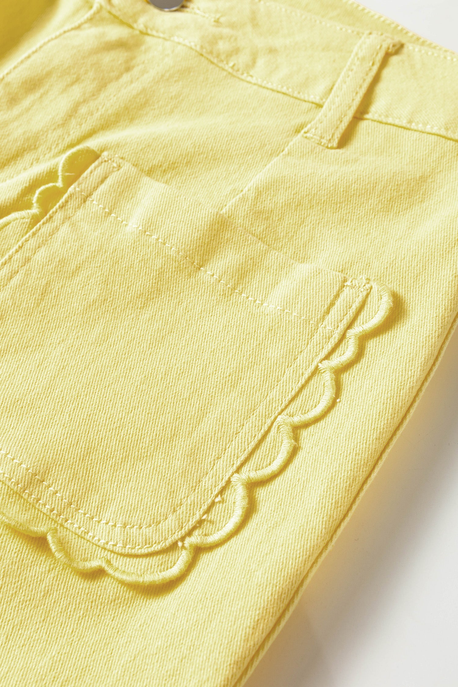 Scalloped Patch Solid Patch Pocket Shift Jeans in Yellow