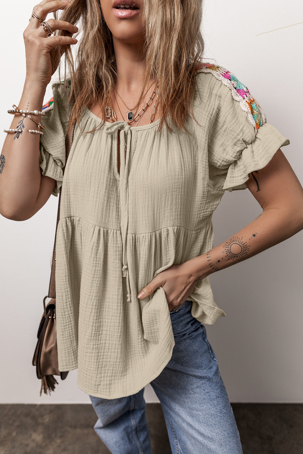 Blouse brodée froissée à manches bulles et col noué