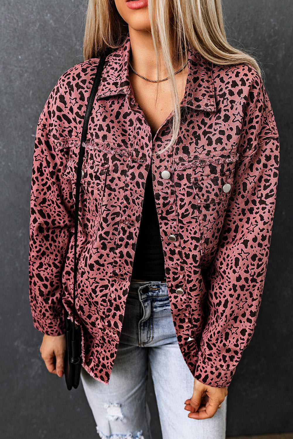 Veste en jean boutonnée rose à imprimé étoiles et taches d'animaux