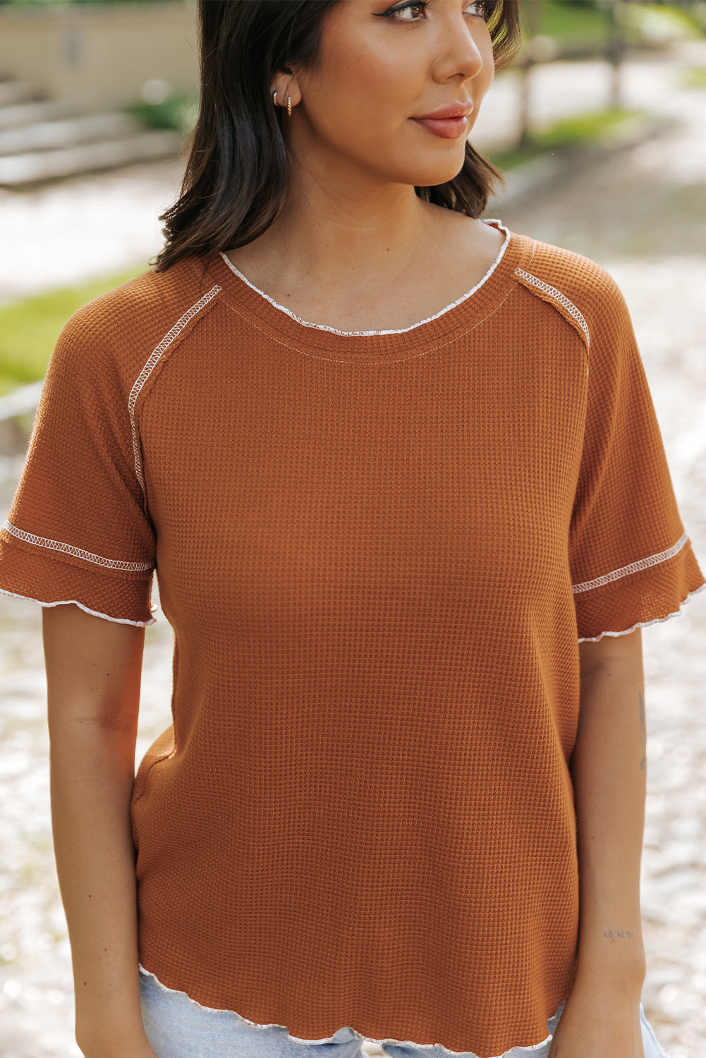 T-shirt en tricot gaufré à bords froncés et coutures contrastées marron