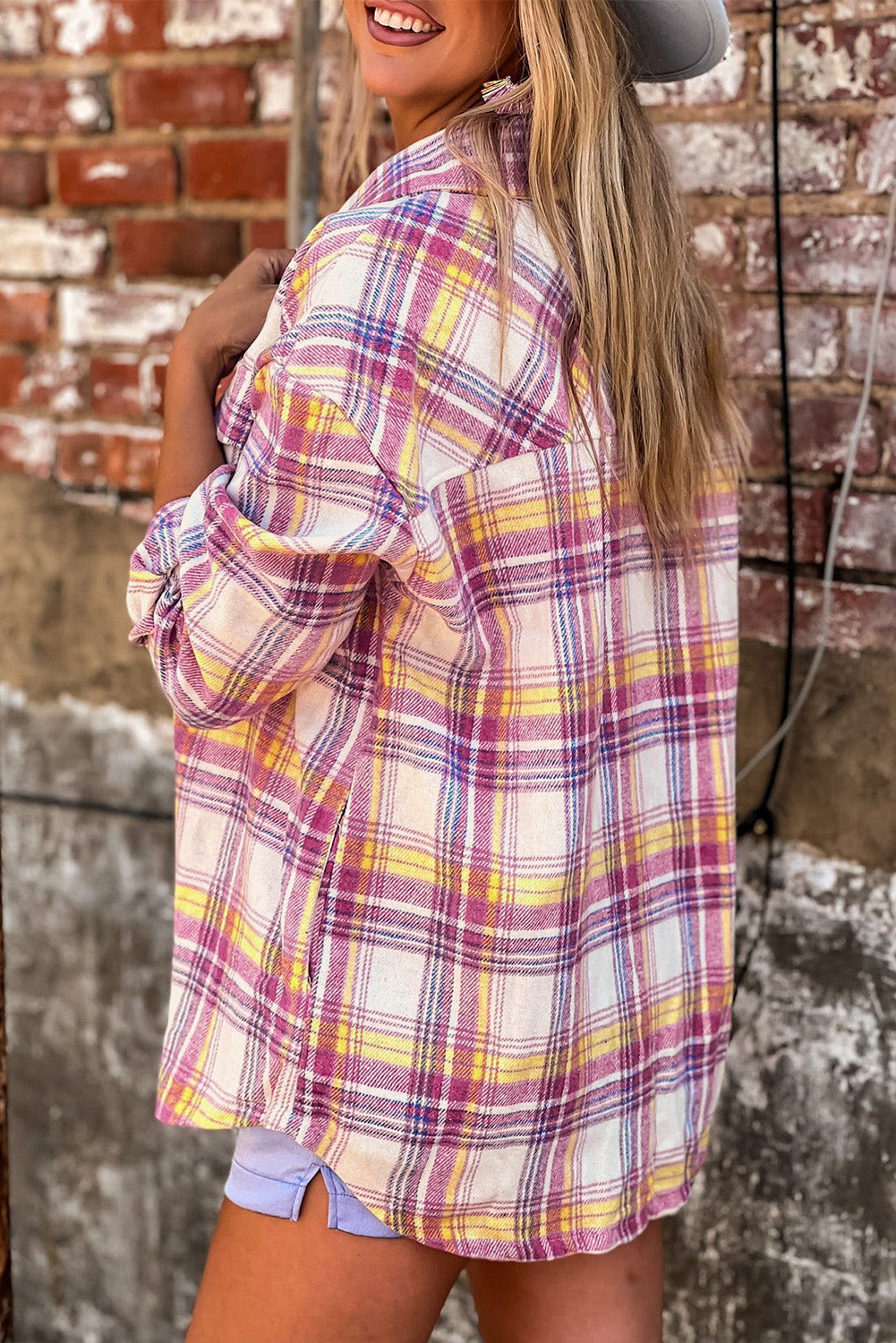 Veste chemise rouge à carreaux et ourlet arrondi