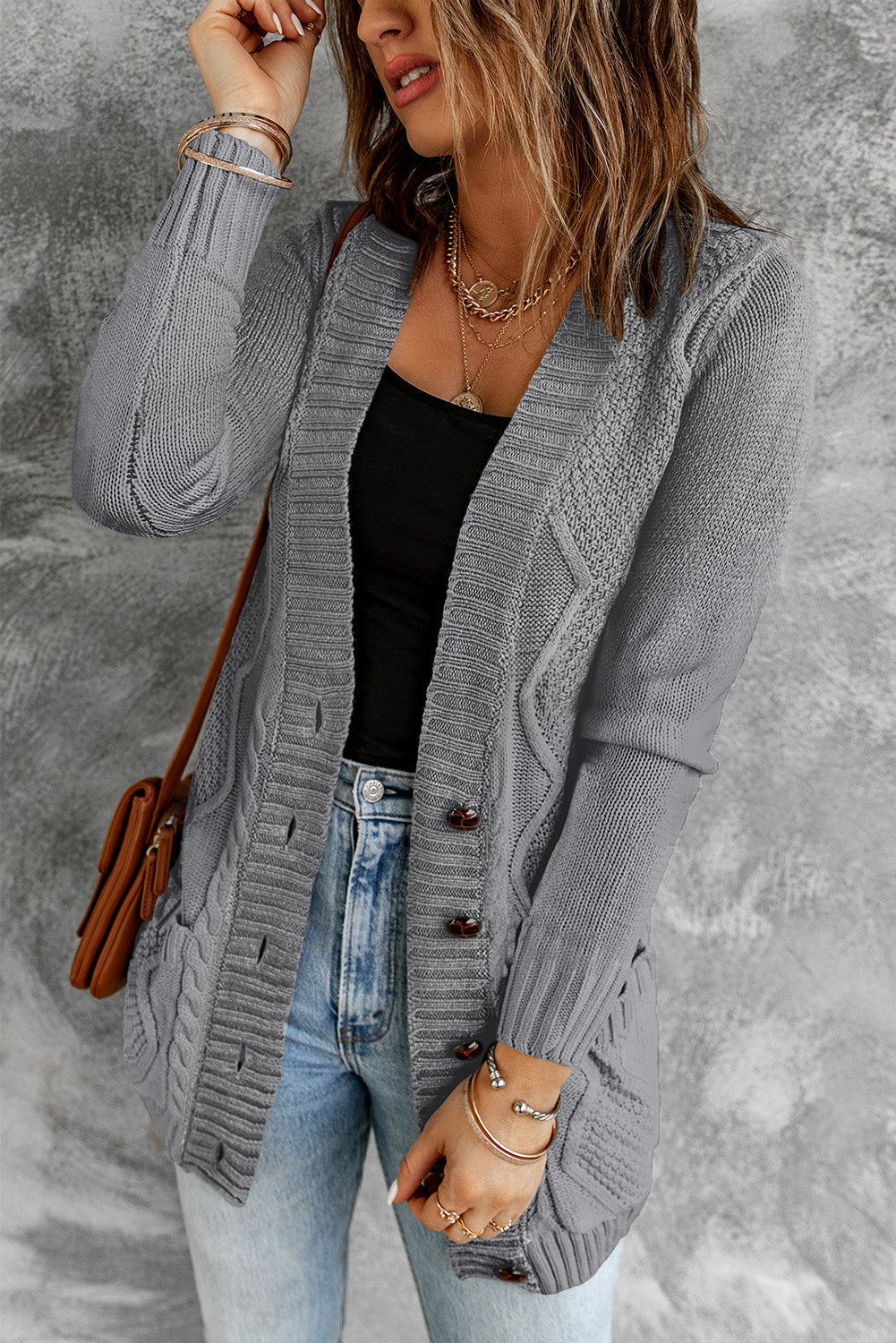 Cardigan gris foncé avec poche avant et fermeture à boutons