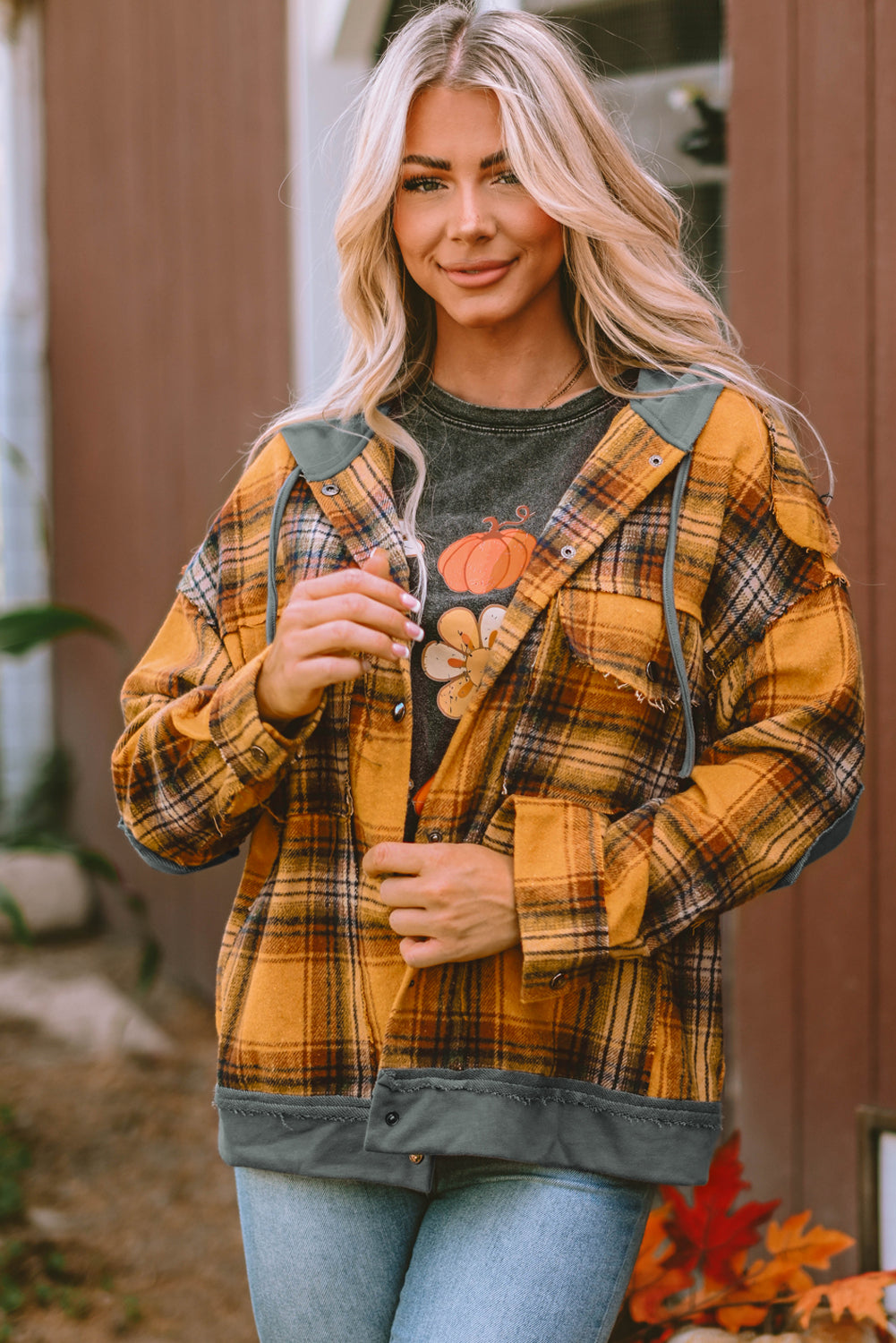 Veste à capuche effilochée avec boutons-pression et patch à carreaux