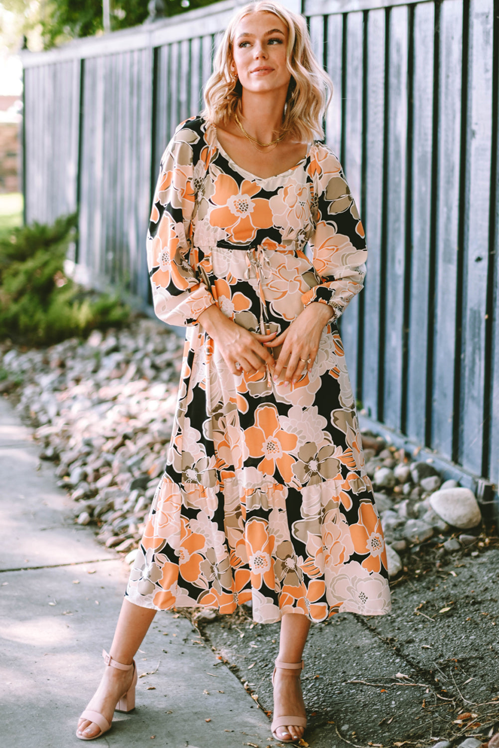 Robe longue florale audacieuse à manches bouffantes et taille nouée