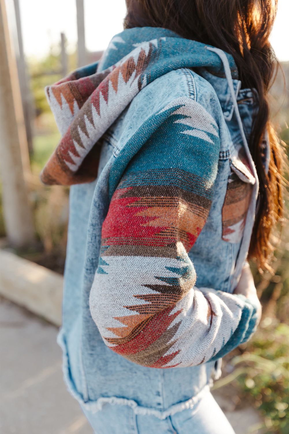 Veste en jean à imprimé aztèque et ourlet effiloché