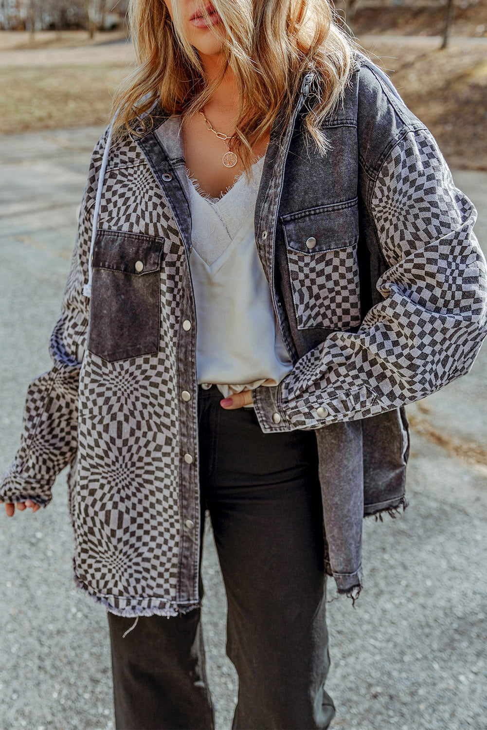 Veste en jean à capuche et ourlet effiloché en patchwork à carreaux