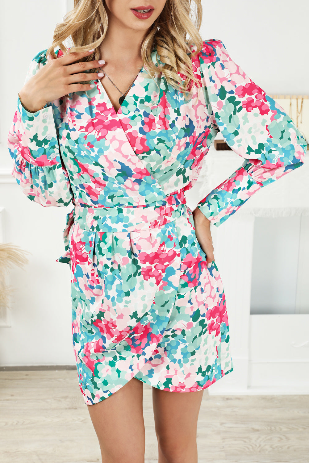 Mini-robe florale à lacets et taille haute col en V