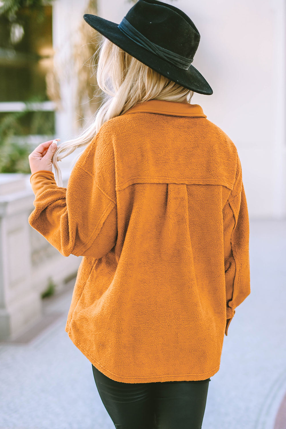 Veste boutonnée marron avec poche à rabat