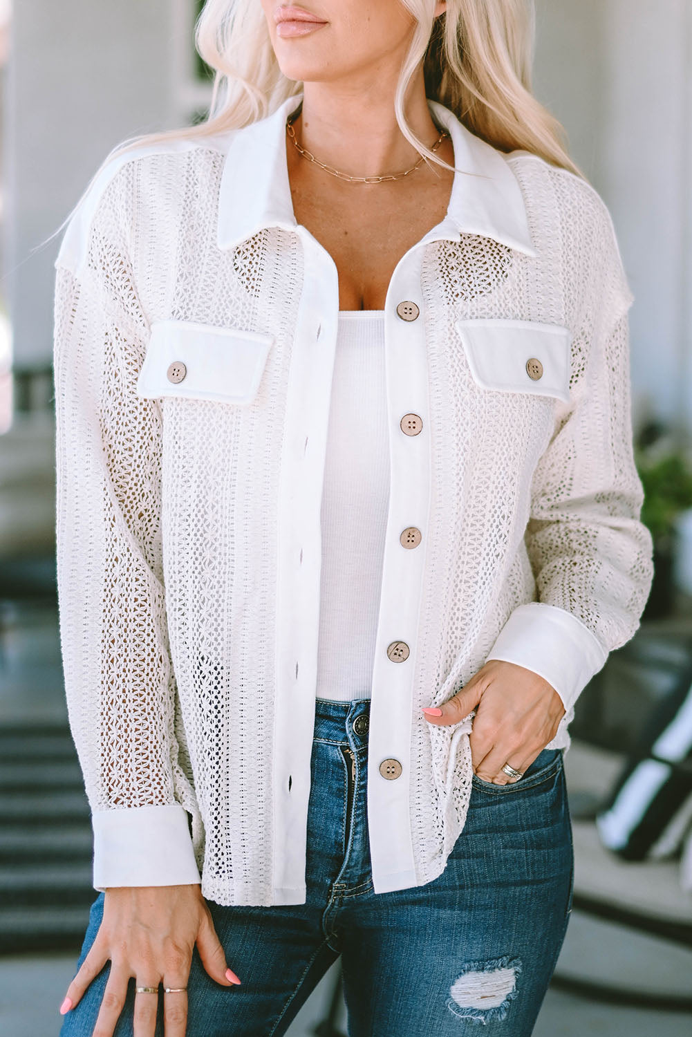 Veste beige transparente à col boutonné en dentelle