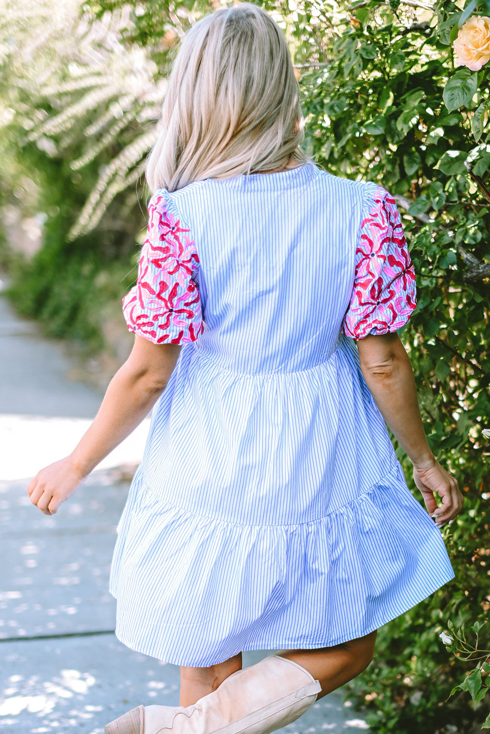 Robe à volants étagés à manches bouffantes et fleurs contrastées