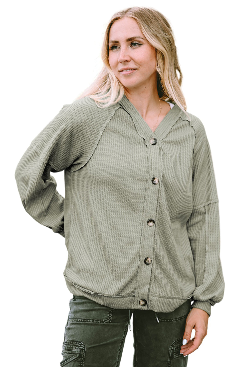 Cardigan vert en tricot gaufré avec boutons et coutures apparentes sur le devant