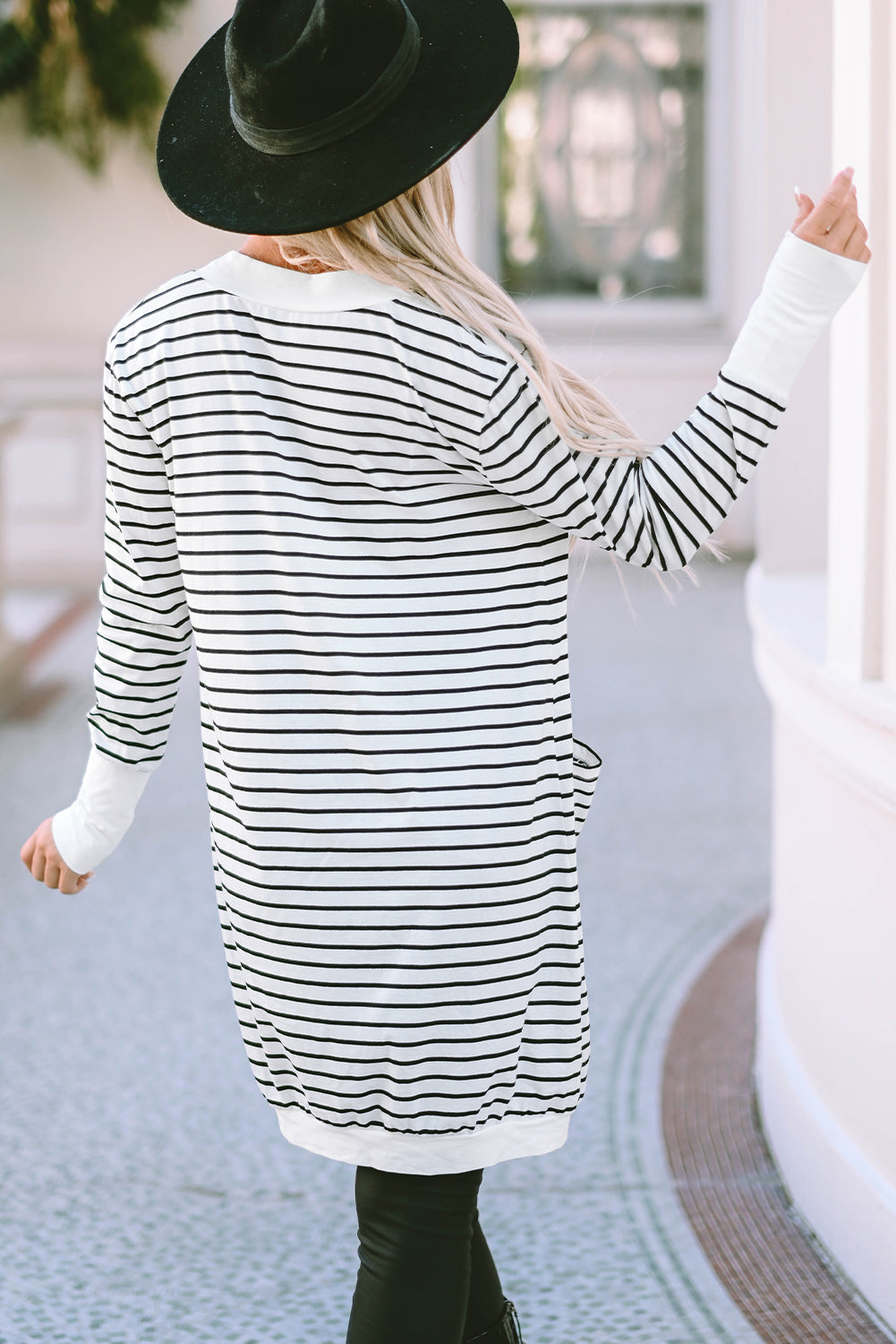 Cardigan blanc rayé avec poches latérales et ouvert sur le devant