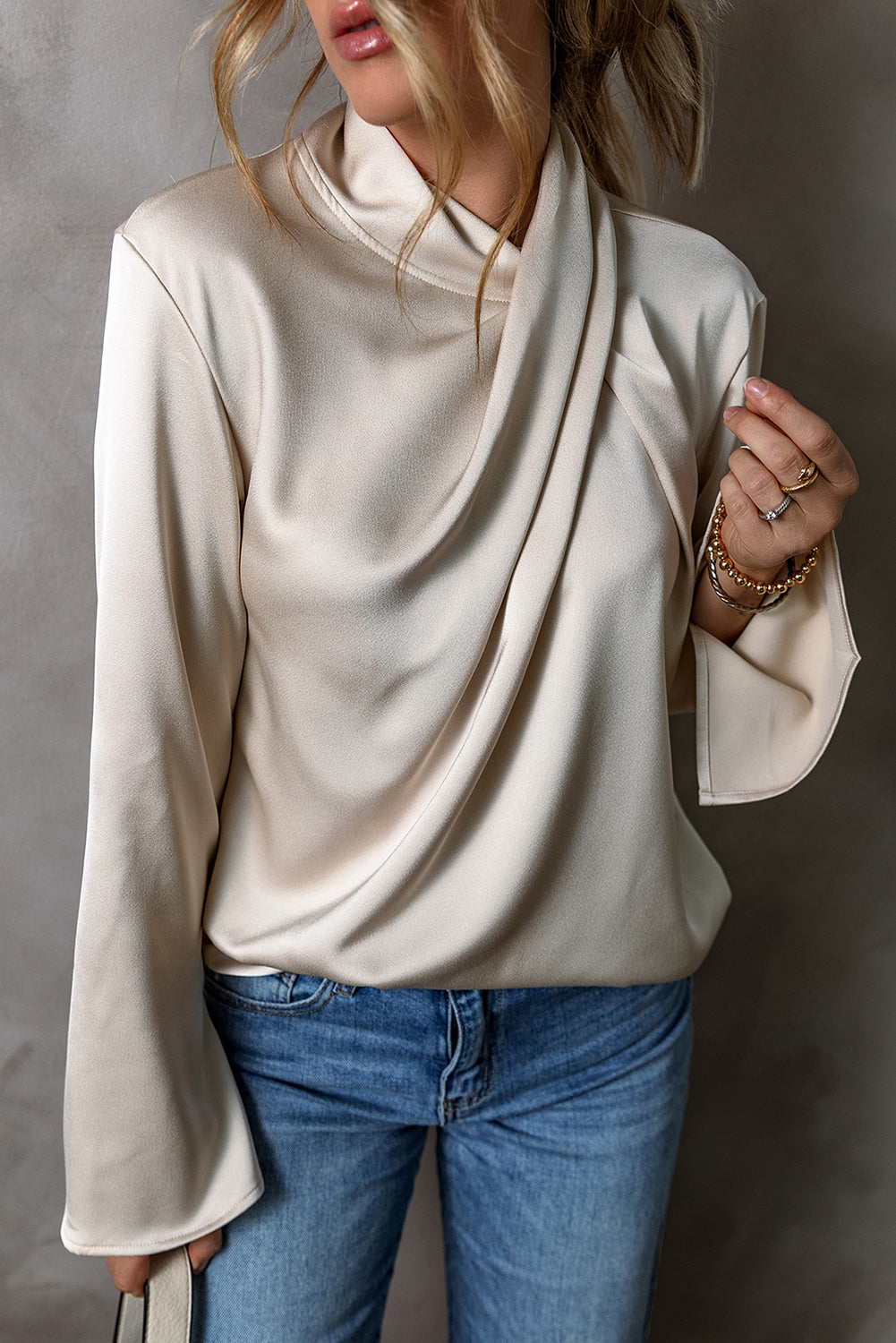 Blouse en satin avec fente croisée sur le devant et dos fendu