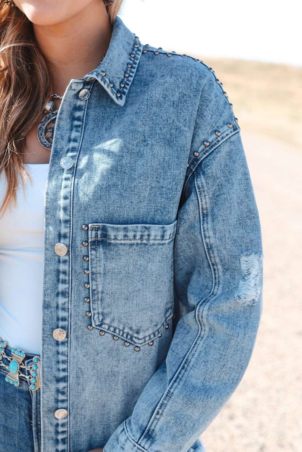 Veste en jean cloutée délavée à l'acide