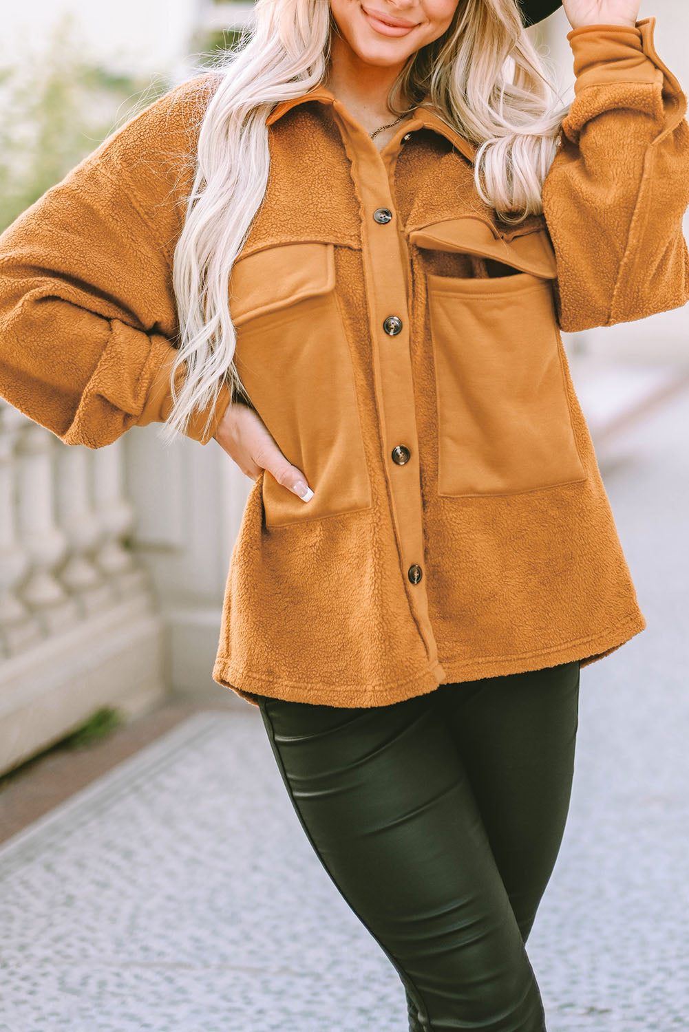 Veste boutonnée marron avec poche à rabat