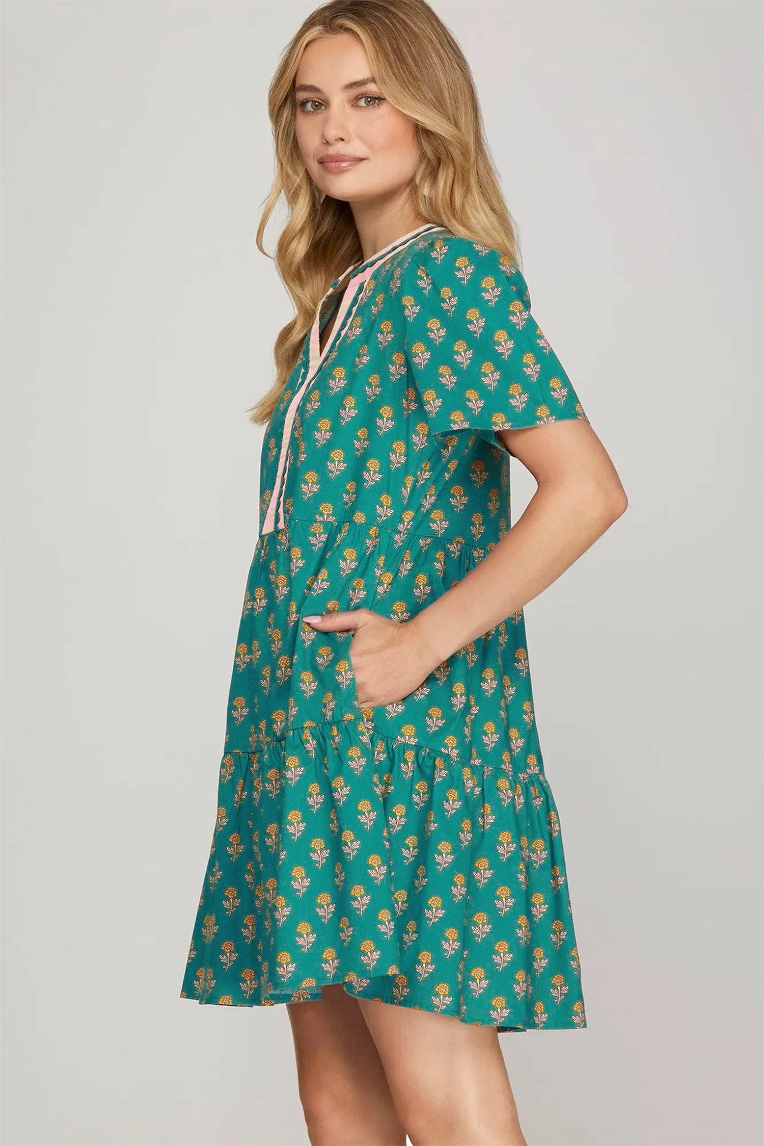 Contrast Short-Sleeved Trim V-Neck Floral Dress in Green