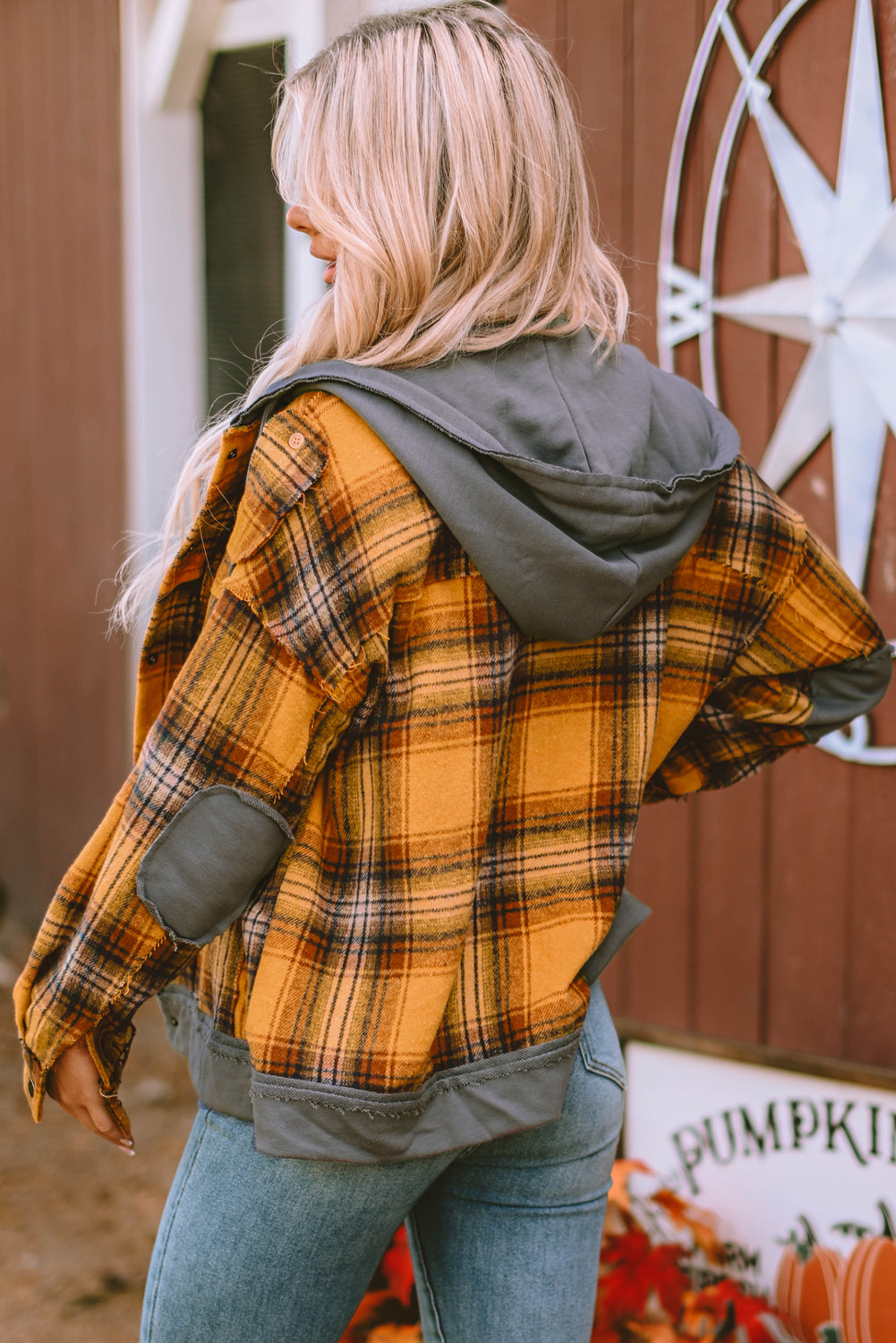 Veste à capuche effilochée avec boutons-pression et patch à carreaux