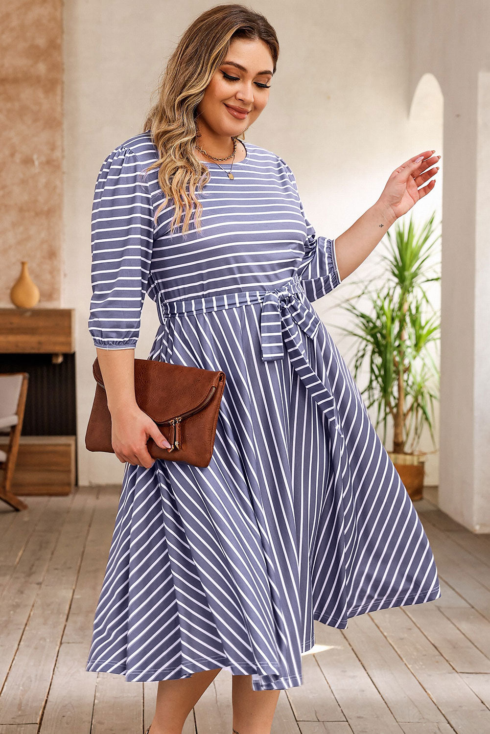 Robe rayée nouée à la taille, manches 3/4, grande taille