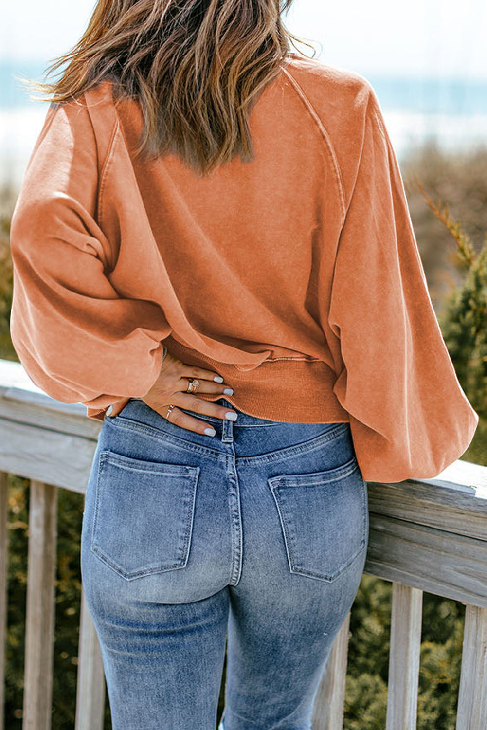 Sweat-shirt à manches lanternes et boutons-pression délavés