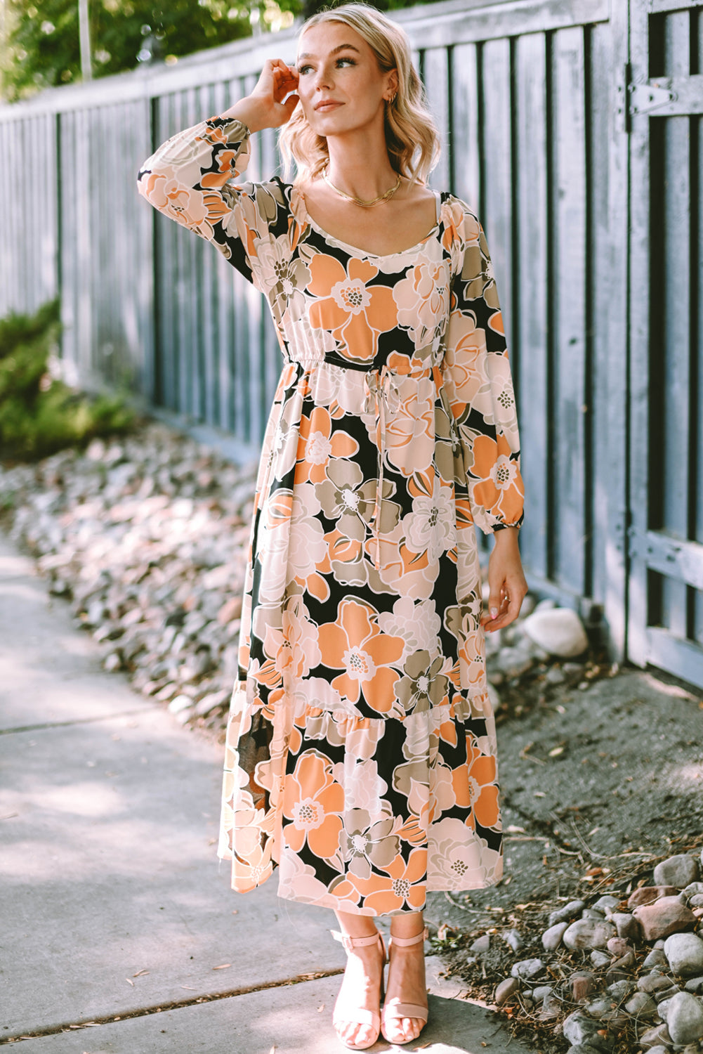 Robe longue florale audacieuse à manches bouffantes et taille nouée