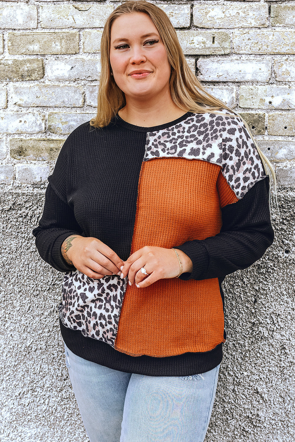 Haut en tricot gaufré patchwork léopard color block noir orange grande taille