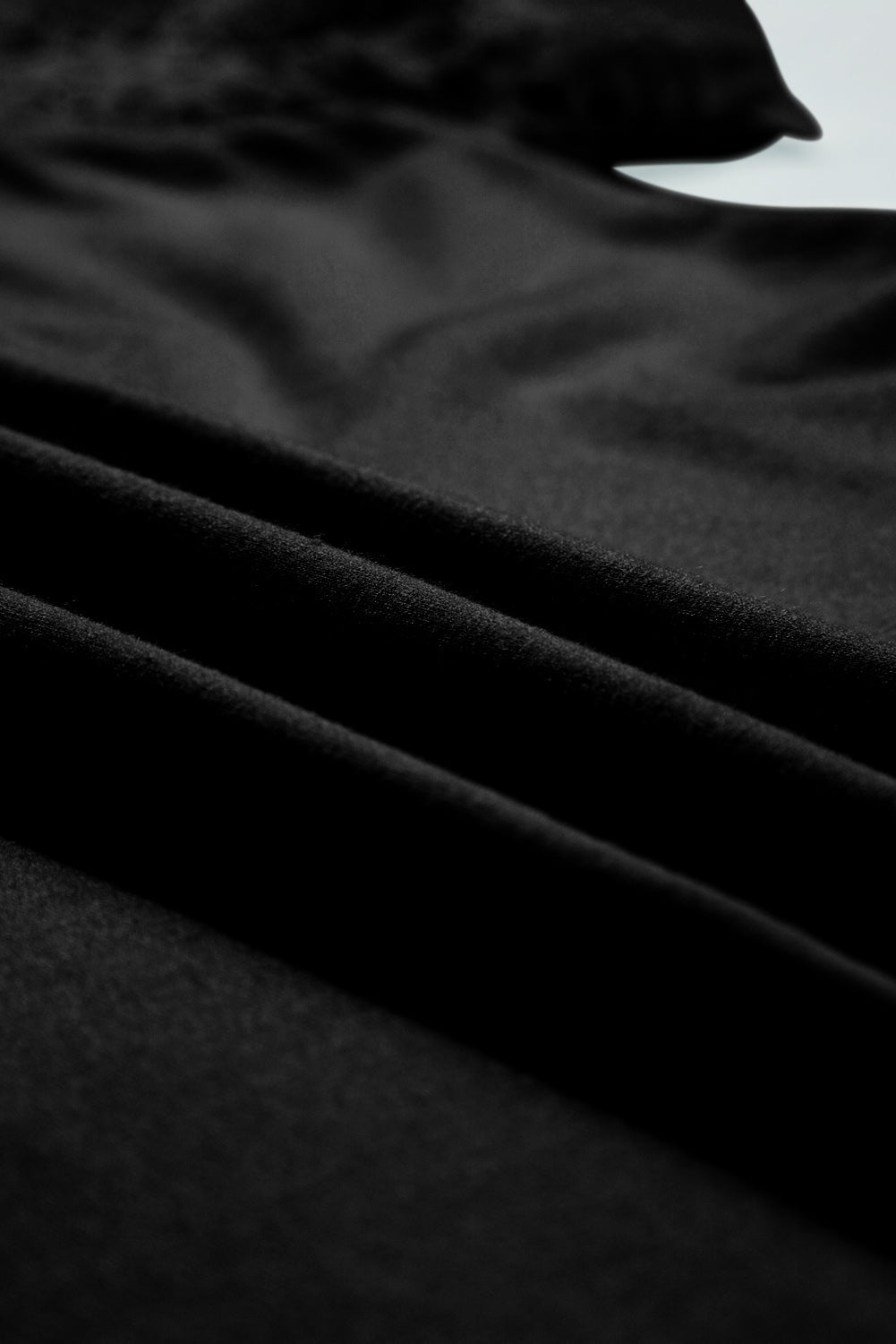 T-shirt noir à manches raglan et dentelle contrastée avec coutures contrastées