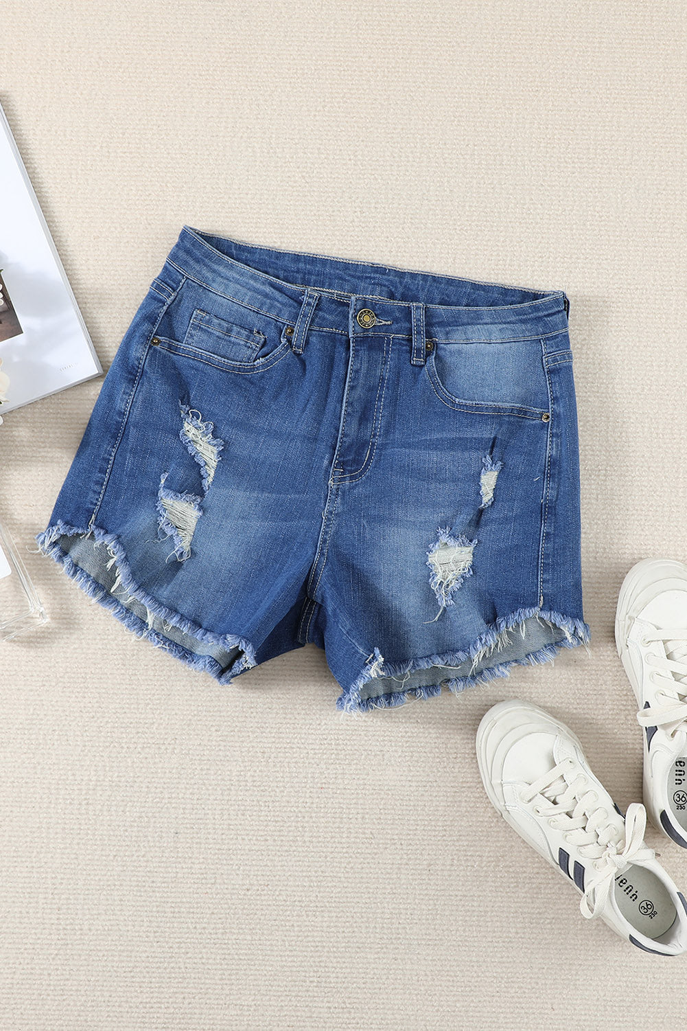 Short en jean bleu foncé à ourlet effiloché