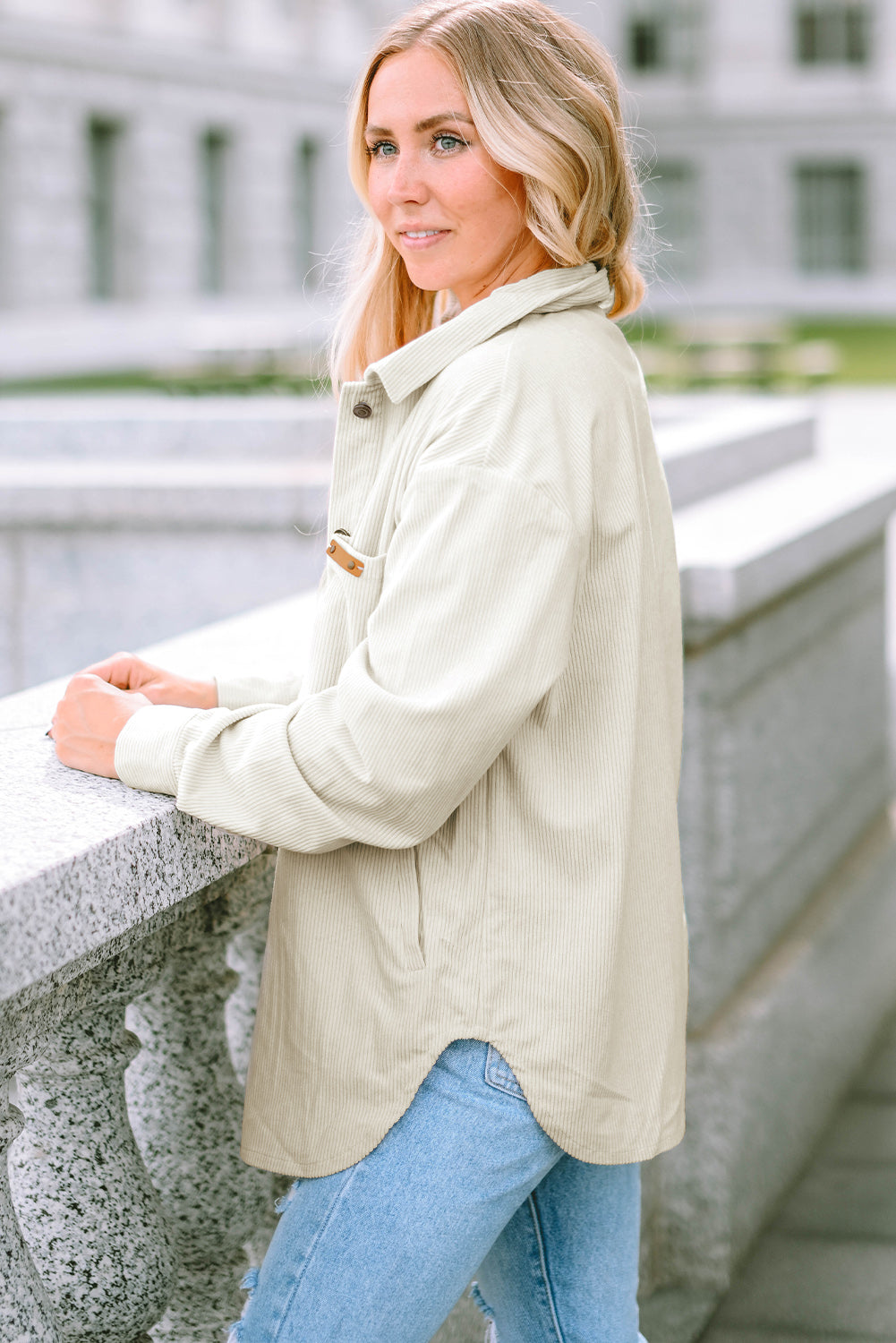 Veste longue boutonnée en velours côtelé beige avec poche sur le devant