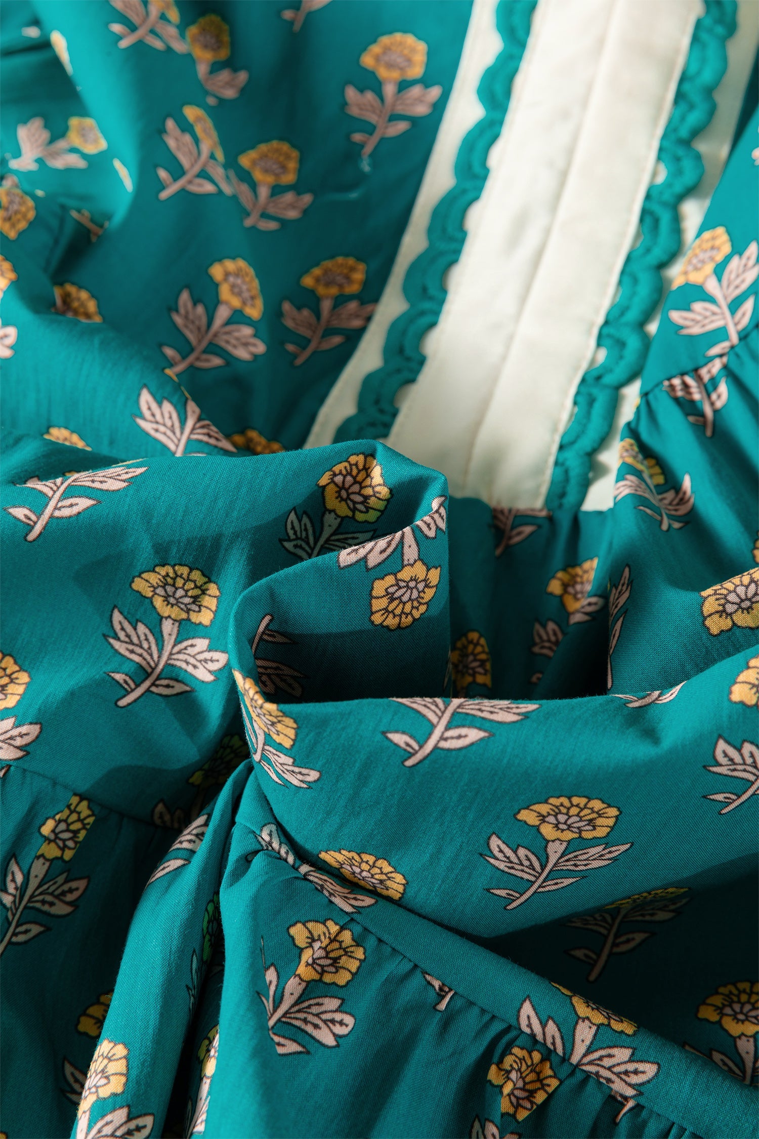 Contrast Short-Sleeved Trim V-Neck Floral Dress in Green