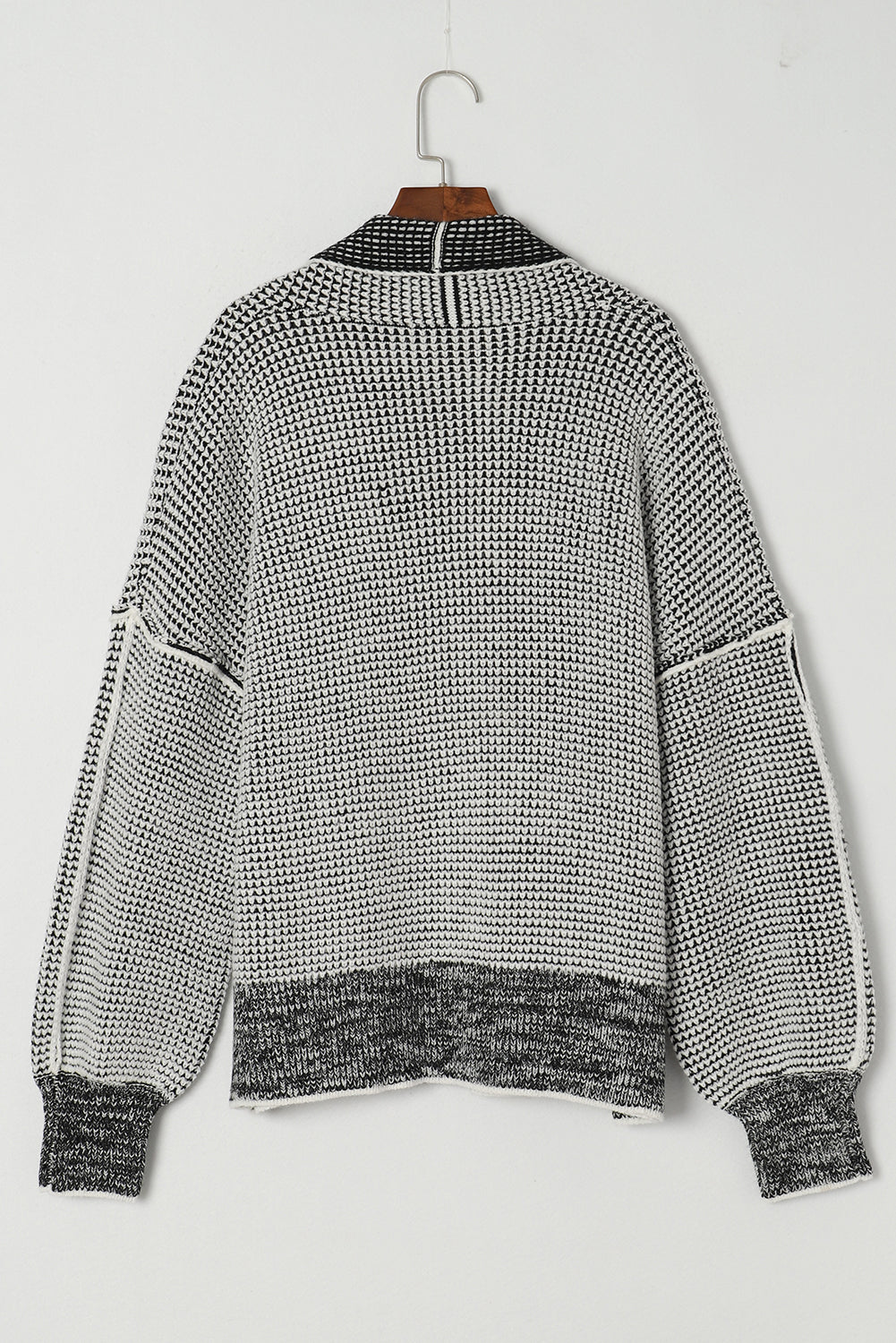 Cardigan gris à carreaux et bordure contrastée ouvert sur le devant