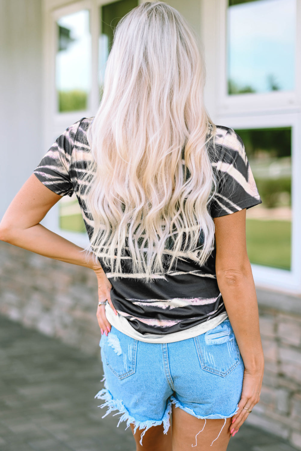 T-shirt décoloré bleu à imprimé tie-dye et rayures