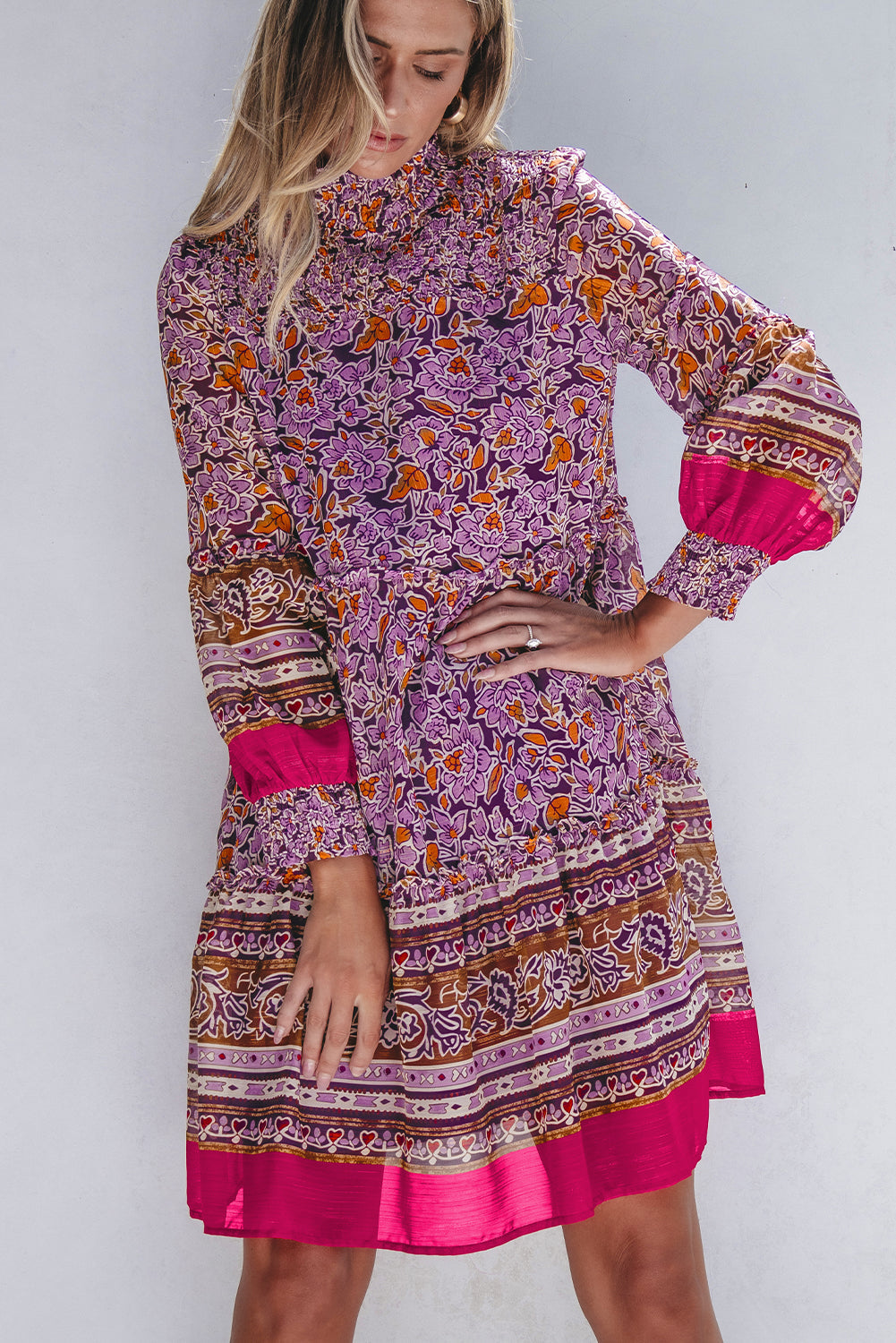 Mini-robe florale smockée à manches bouffantes et col haut