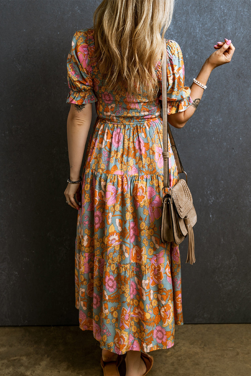 Robe florale jaune à corsage smocké, taille haute, manches bouffantes