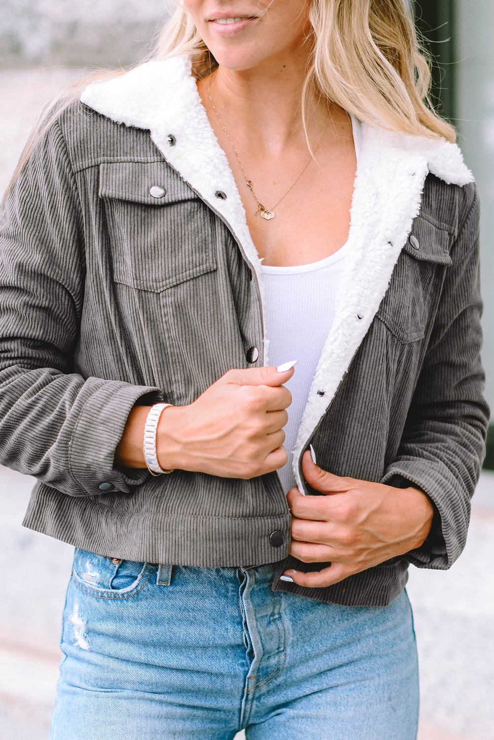 Veste à rabat et boutons-pression en velours côtelé gris Sherpa