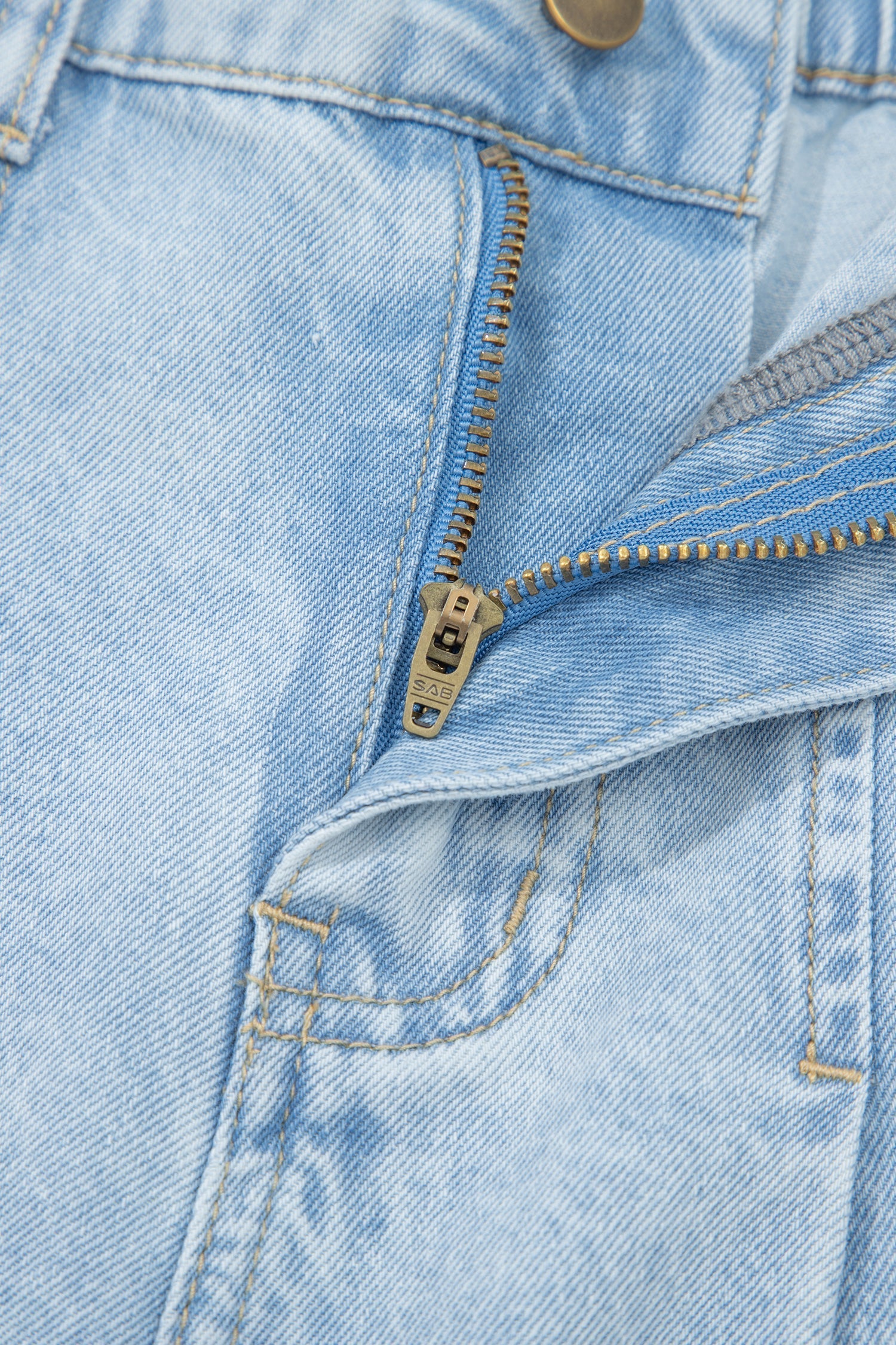Studded Side Slit Leg Frayed Pocket-Detail Wide-Leg Jeans in Beau Blue