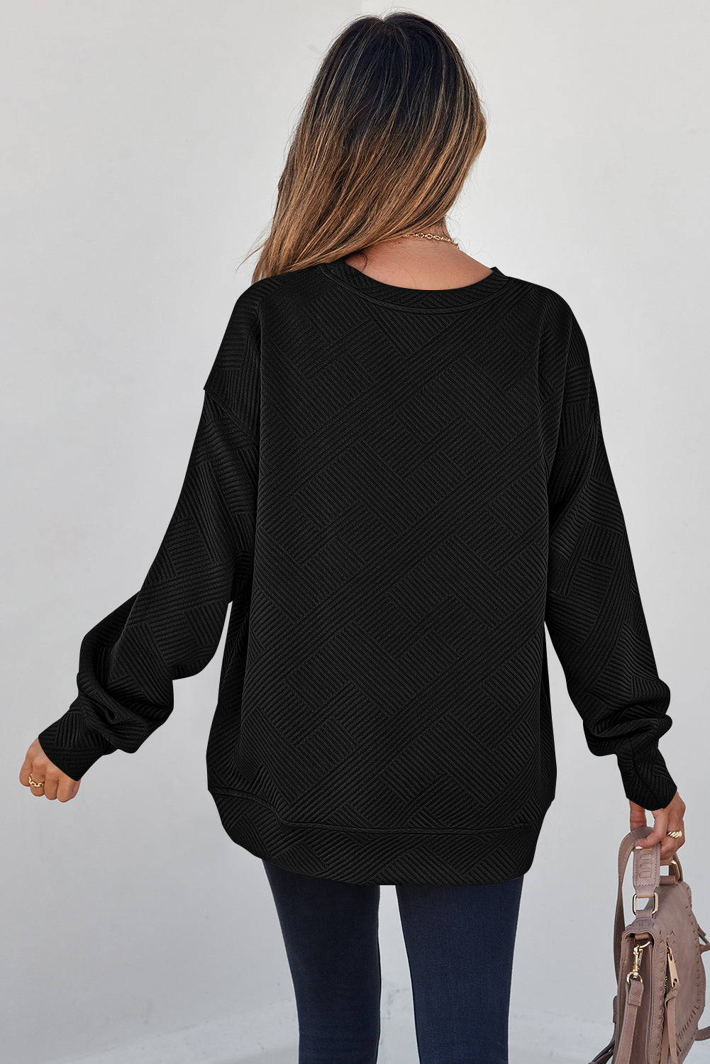 Textured Round-Neck Solid Round-Neck Pullover Sweatshirt in Black