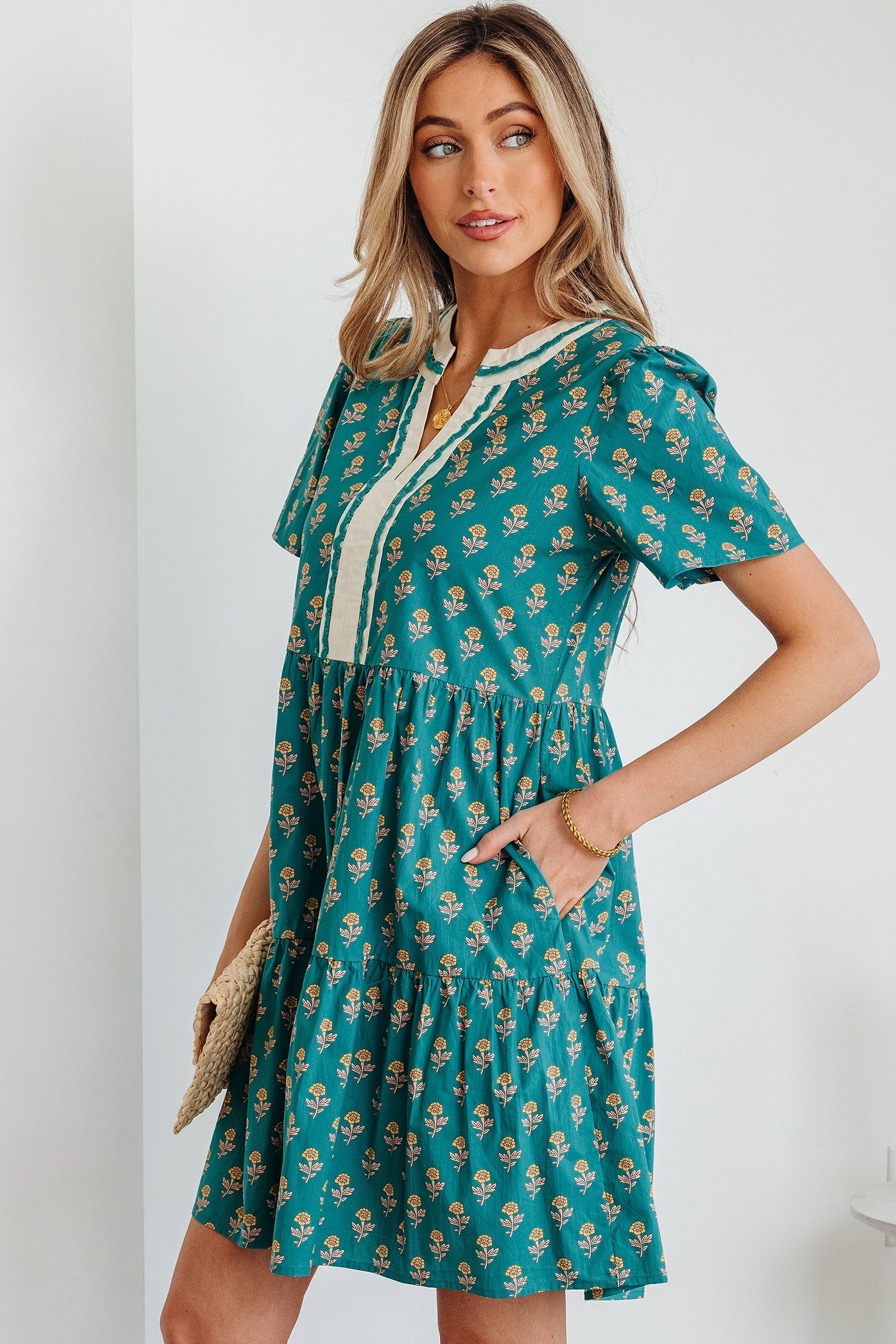Contrast Short-Sleeved Trim V-Neck Floral Dress in Green