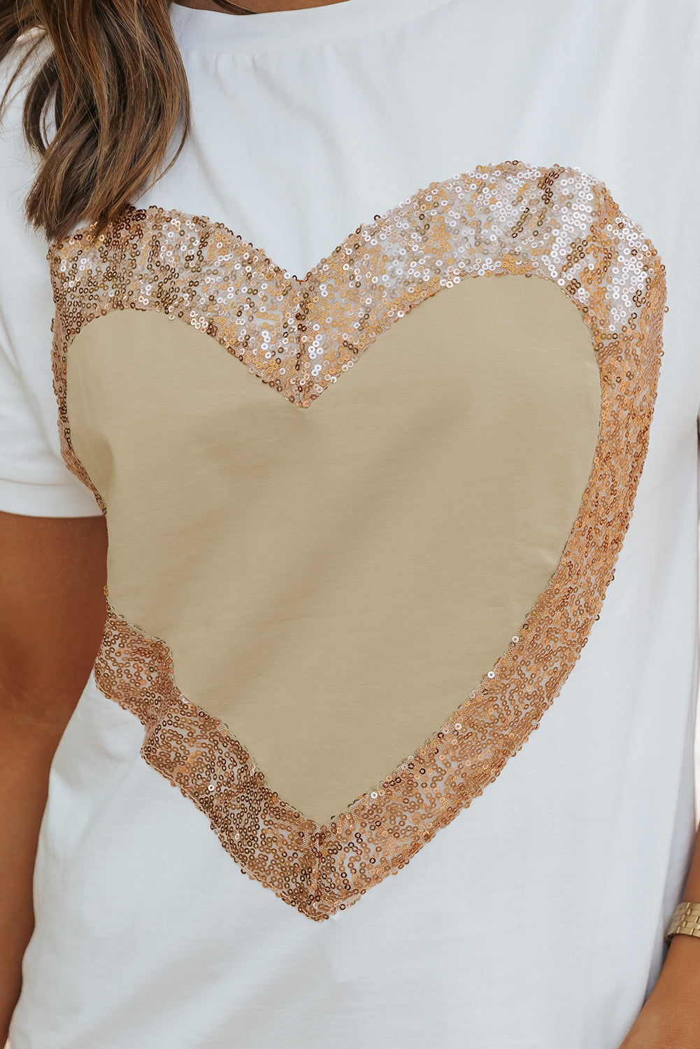 Haut blanc à manches courtes et col rond à paillettes pour la Saint-Valentin