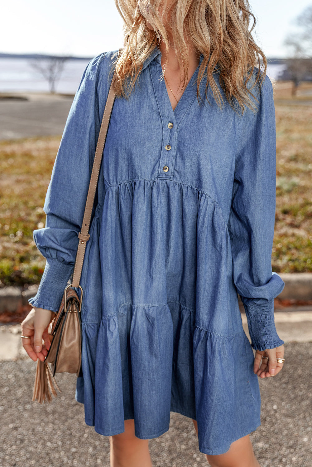 Mini-robe en jean boutonnée à revers et smockés