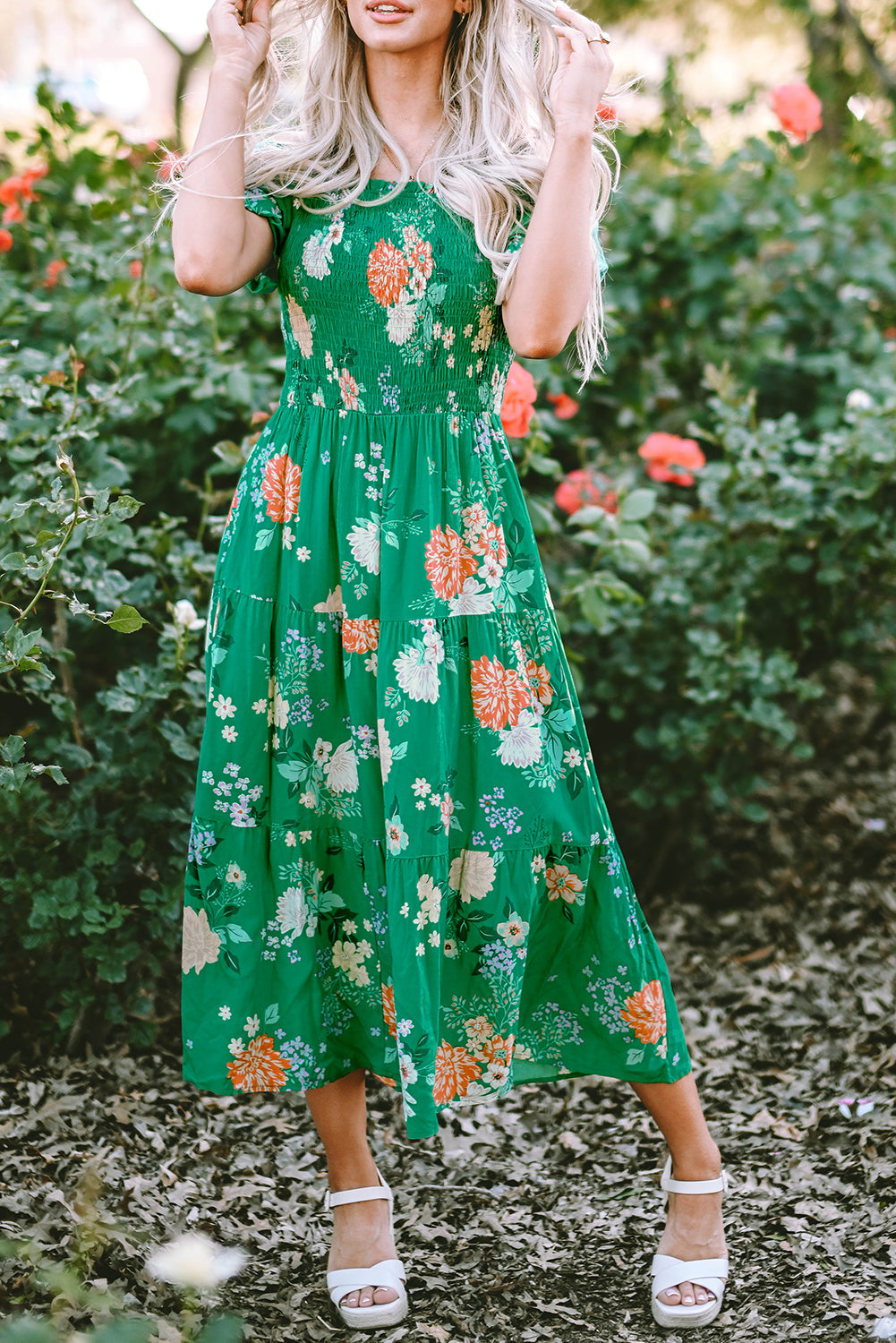 Robe midi smockée à plusieurs niveaux et imprimé floral vert