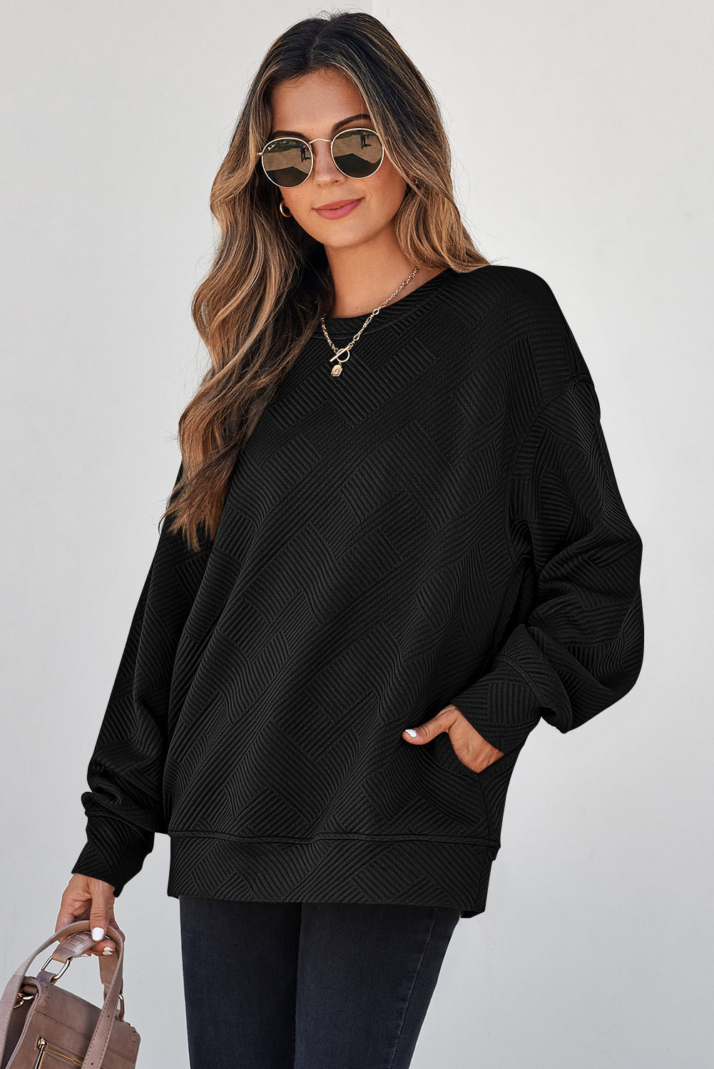 Textured Round-Neck Solid Round-Neck Pullover Sweatshirt in Black