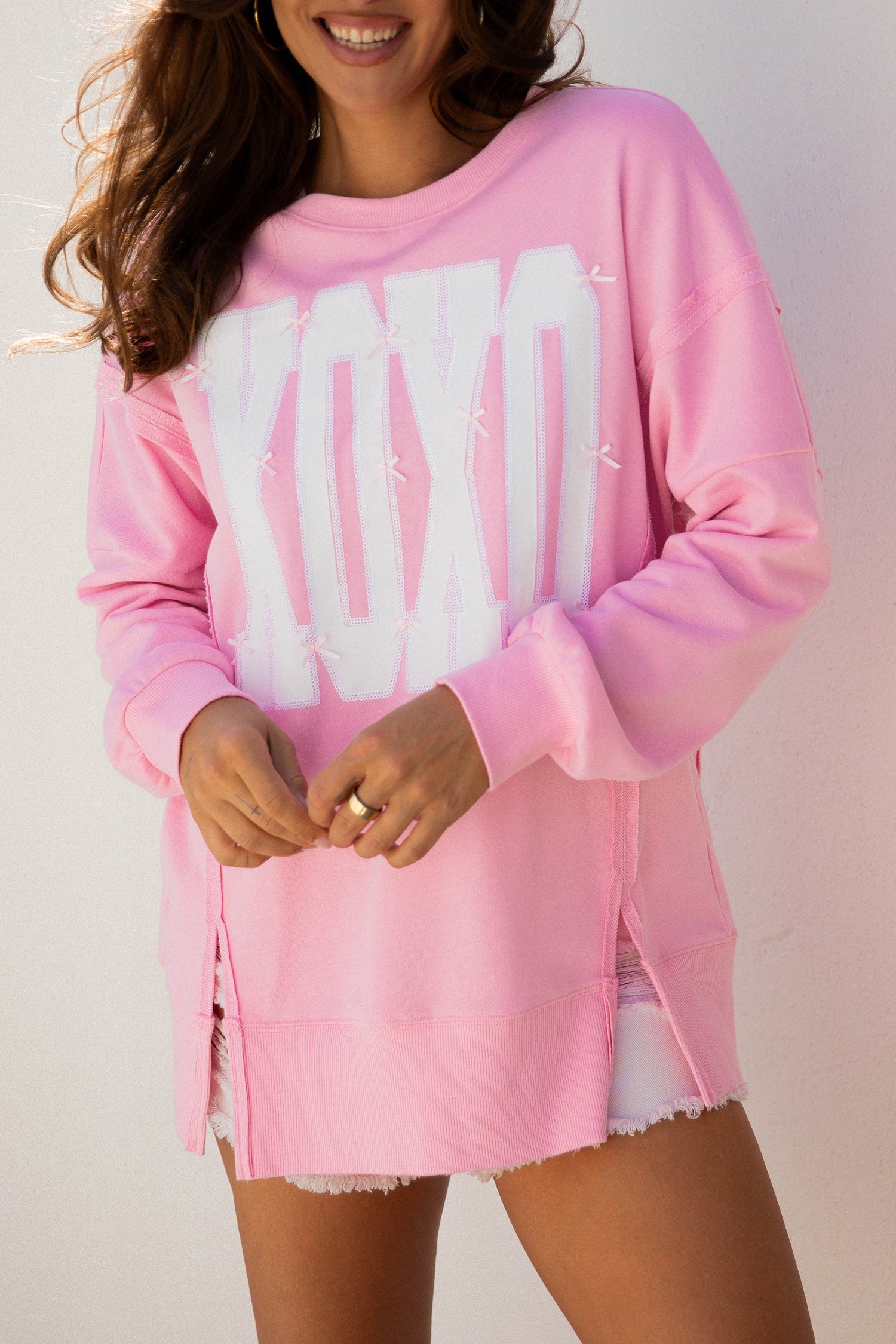 Bow Sequin XOXO Letter Graphic Exposed Seam Baggy Sweatshirt