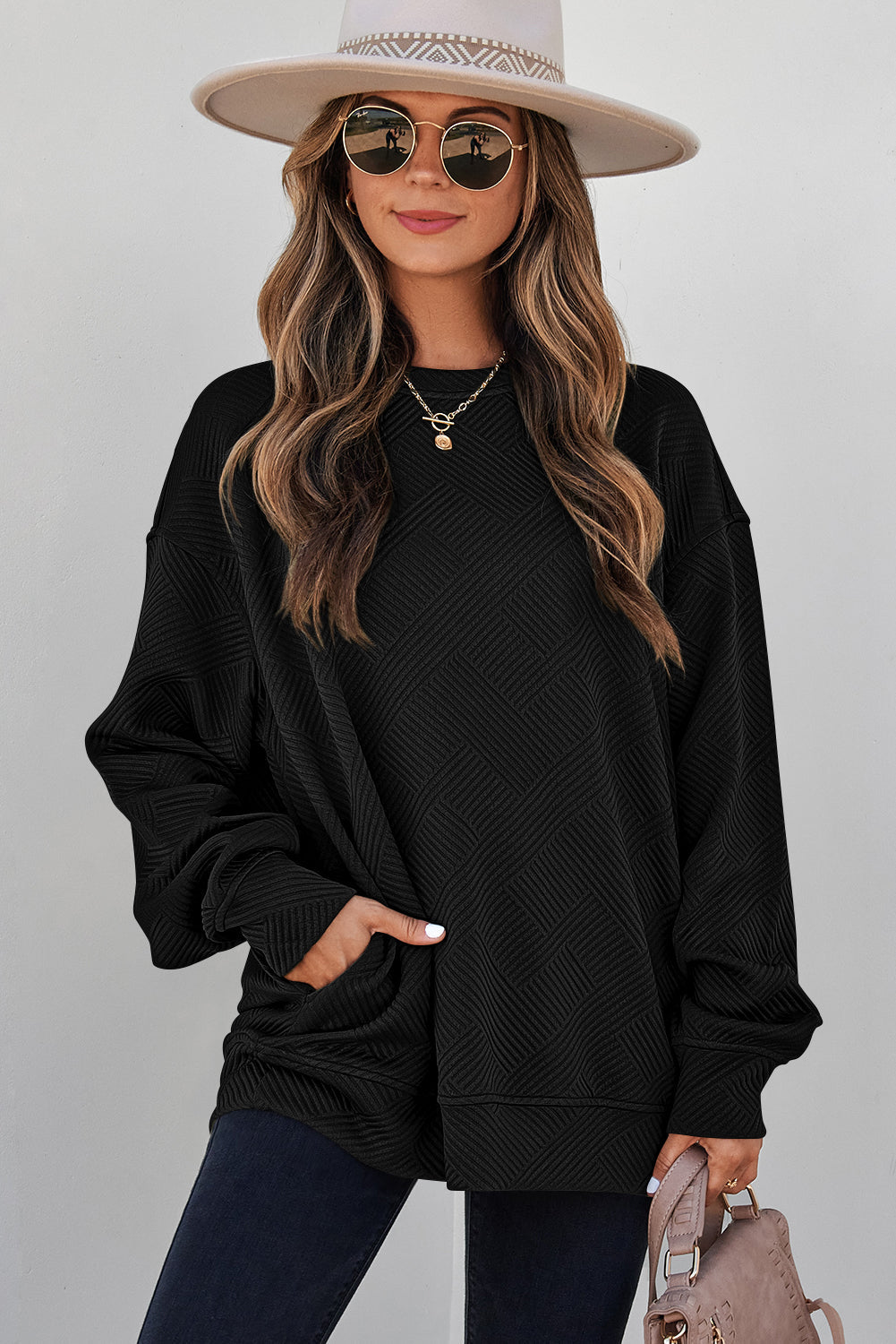 Textured Round-Neck Solid Round-Neck Pullover Sweatshirt in Black