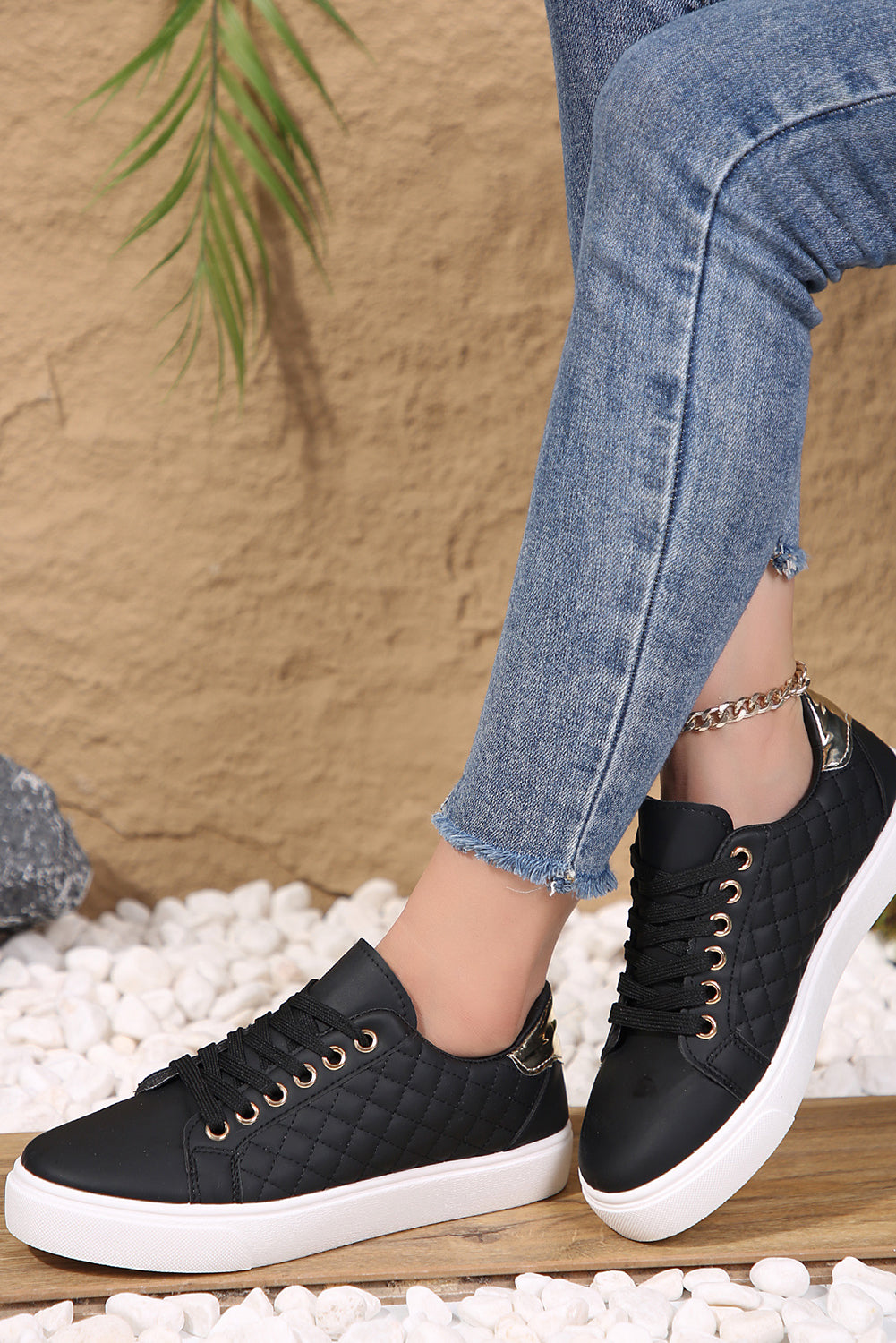 Color Contrast Quilted Lace-up Sneakers
