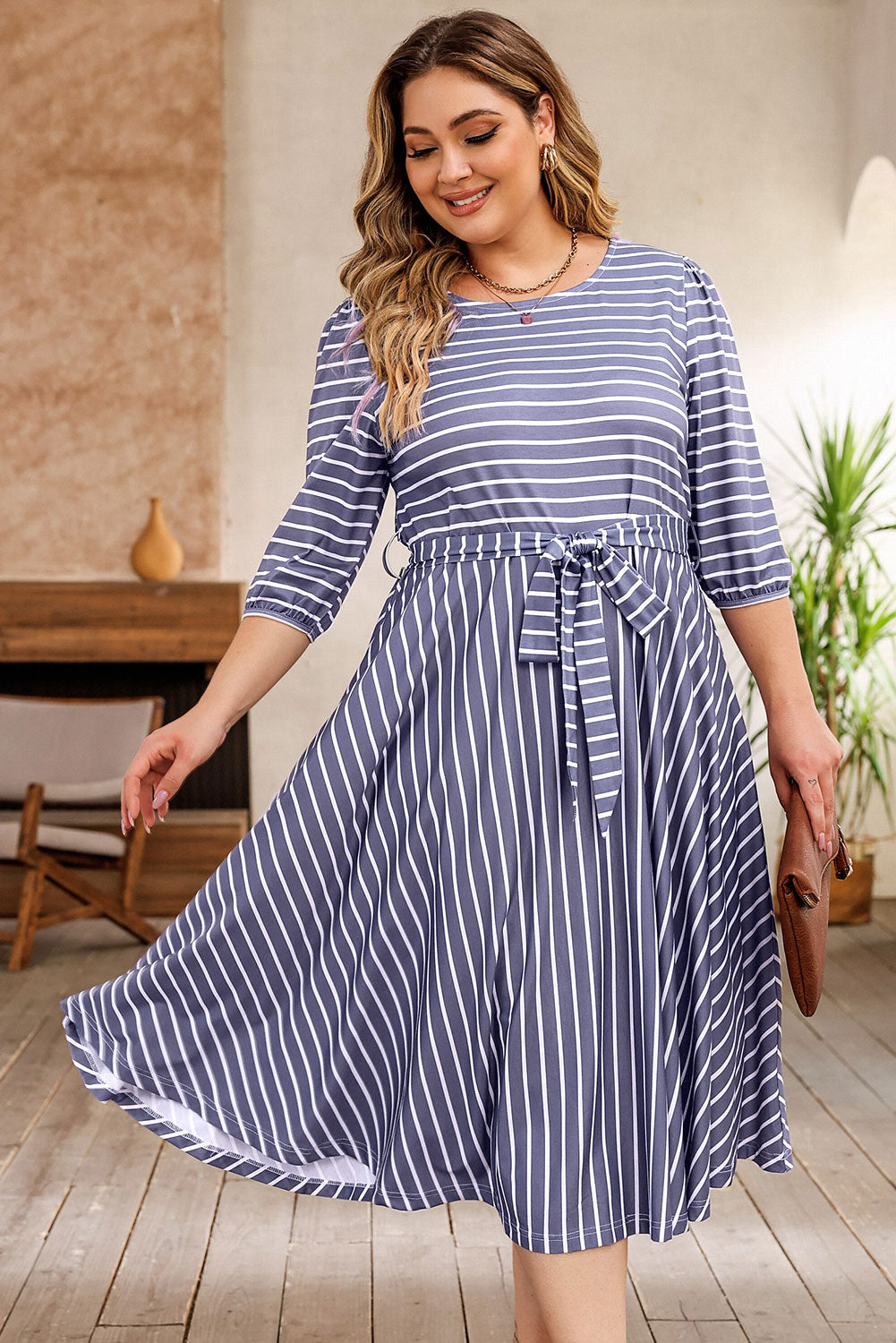 Robe rayée nouée à la taille, manches 3/4, grande taille