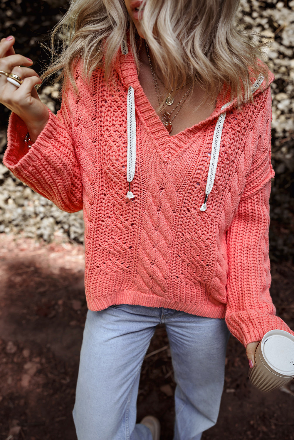 Pull à capuche en tricot torsadé avec col en V et cordon de serrage contrasté