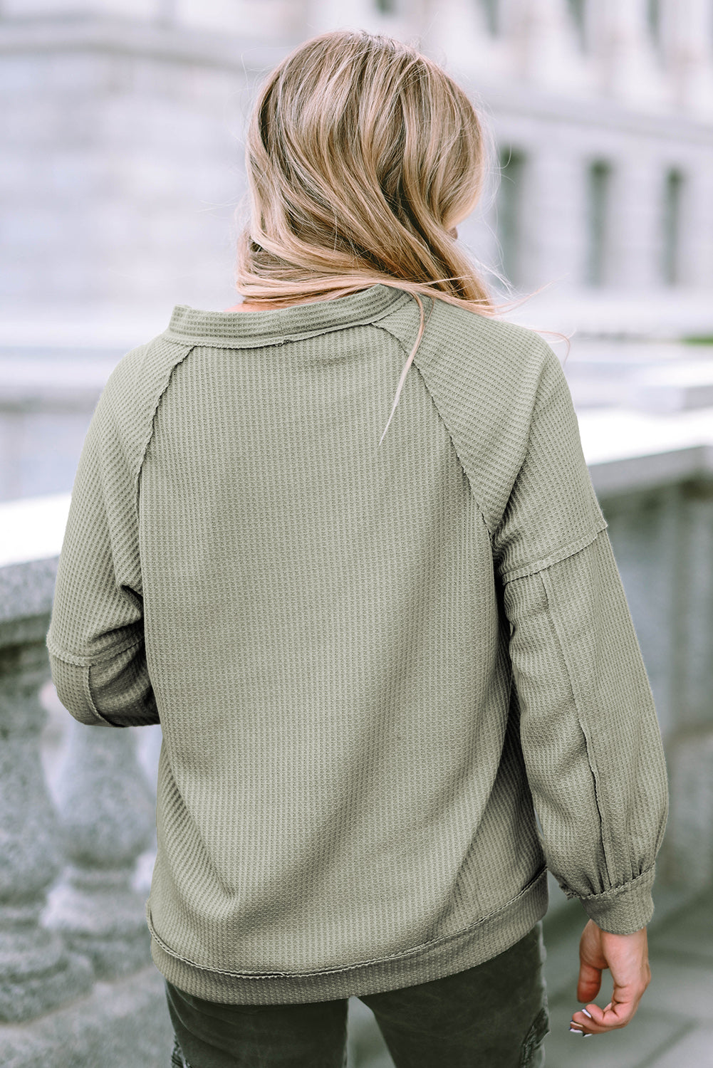 Cardigan vert en tricot gaufré avec boutons et coutures apparentes sur le devant