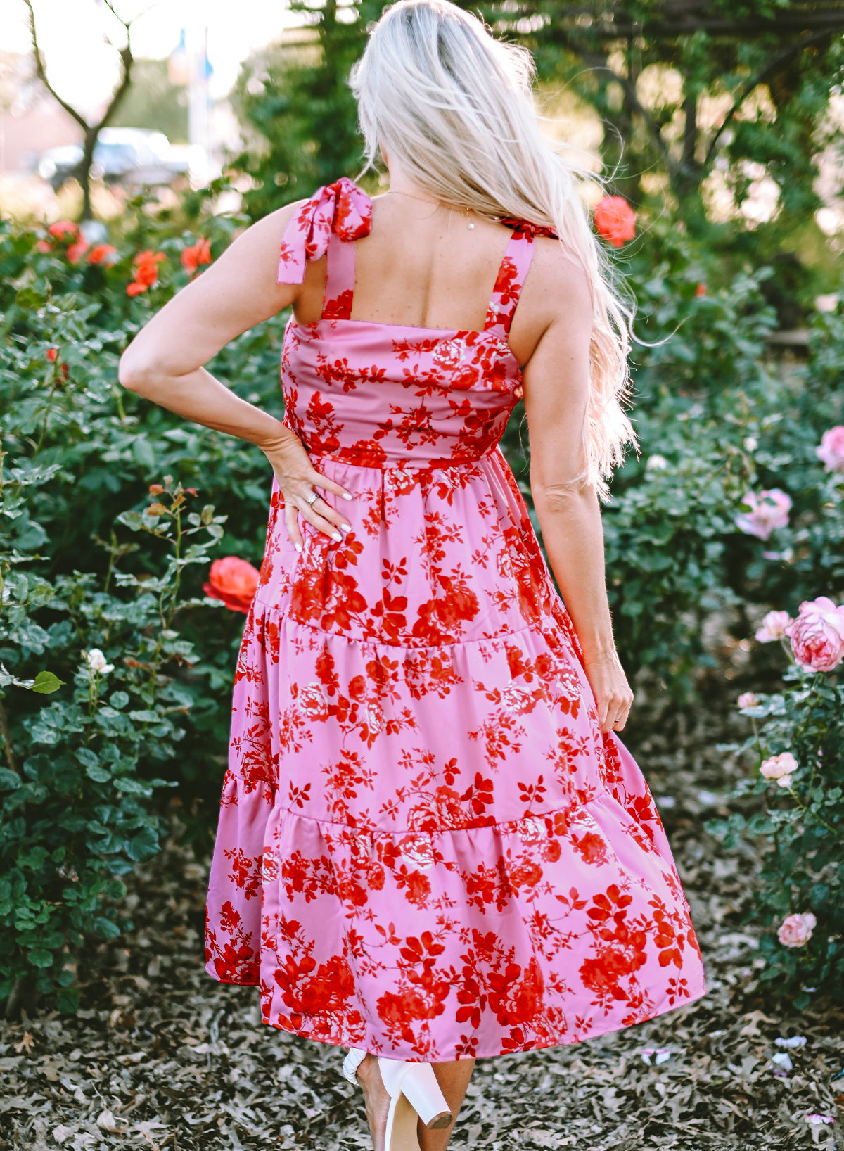 Robe fleurie rose à volants et bretelles nouées