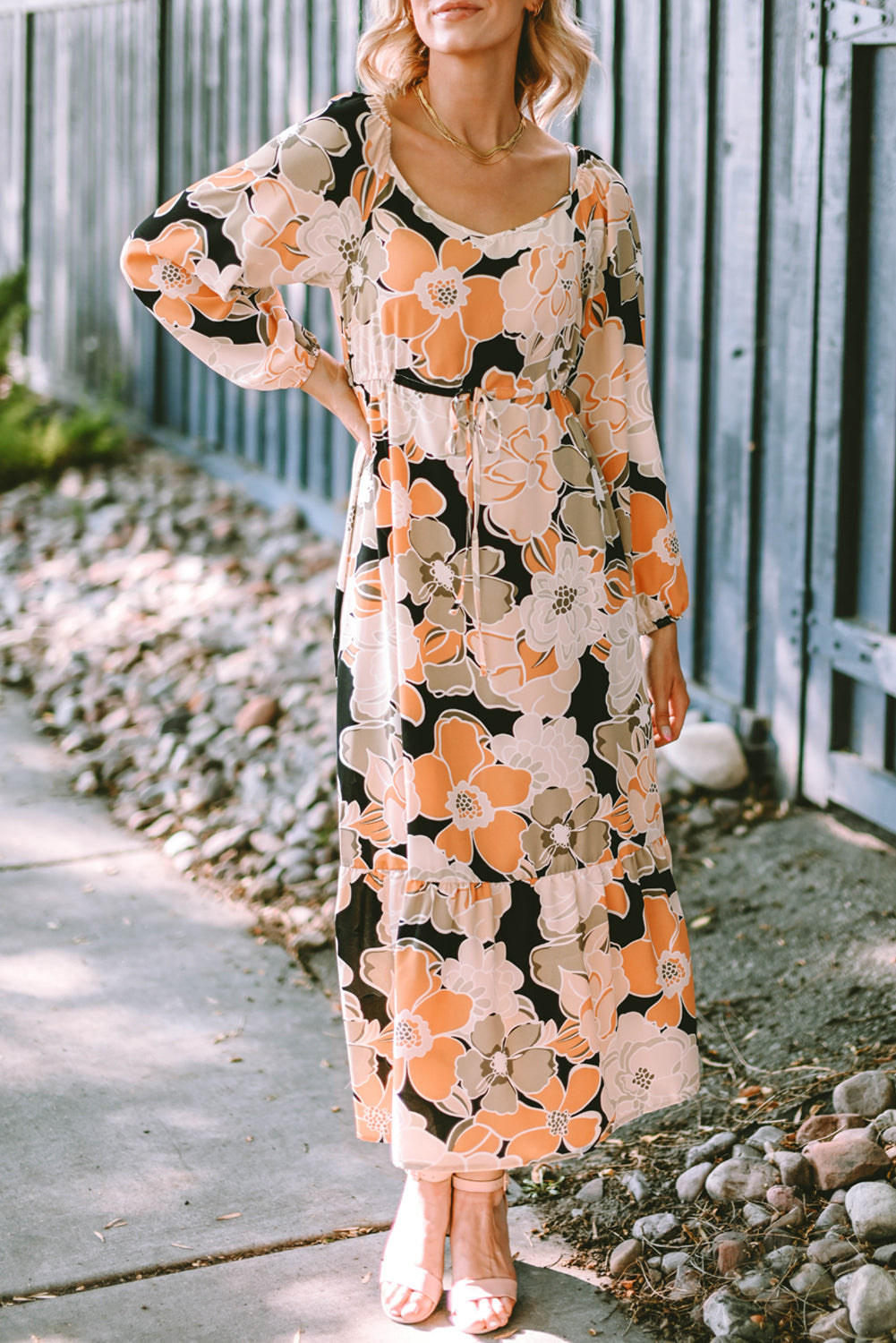 Robe longue florale audacieuse à manches bouffantes et taille nouée